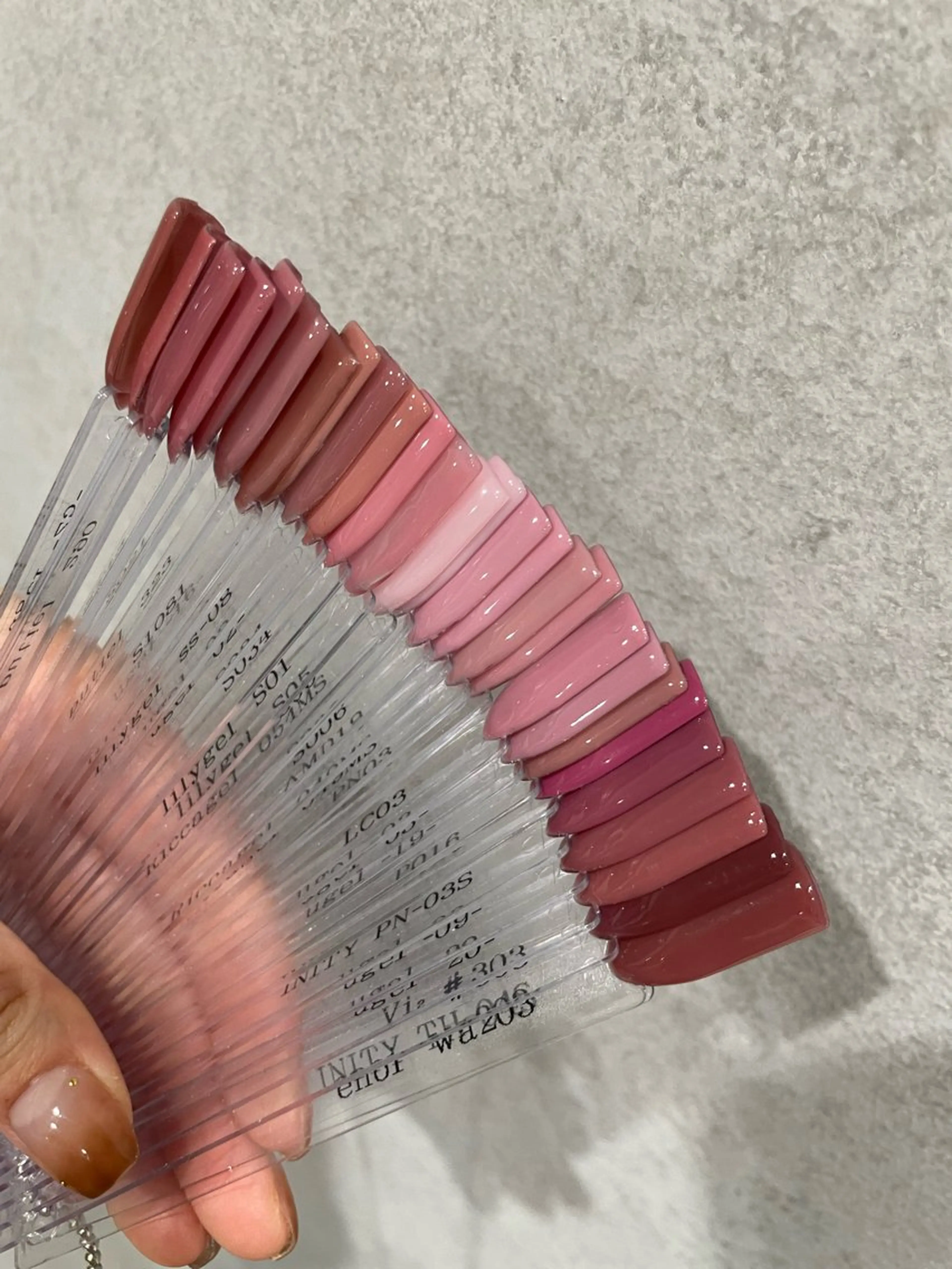 ネイル ブルー ピンク NOA⌇ para gelのネイルデザイン