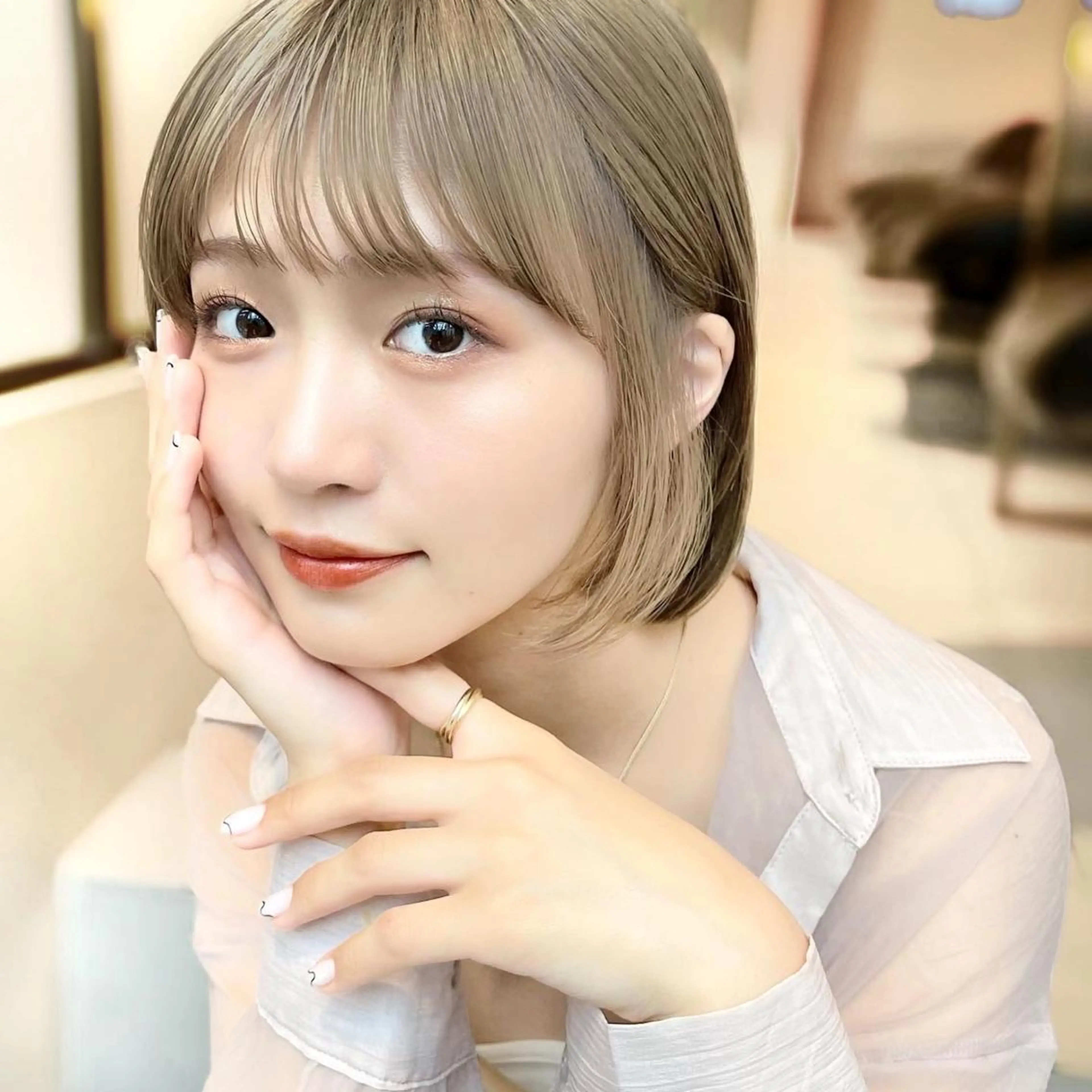 ショート カラー 切りっぱなしボブ 前下がりボブ ブリーチ グレージュ イルミナカラー カット ヘアカラー トリートメント レイヤー専門家 ダブルカラー修のヘアスタイル