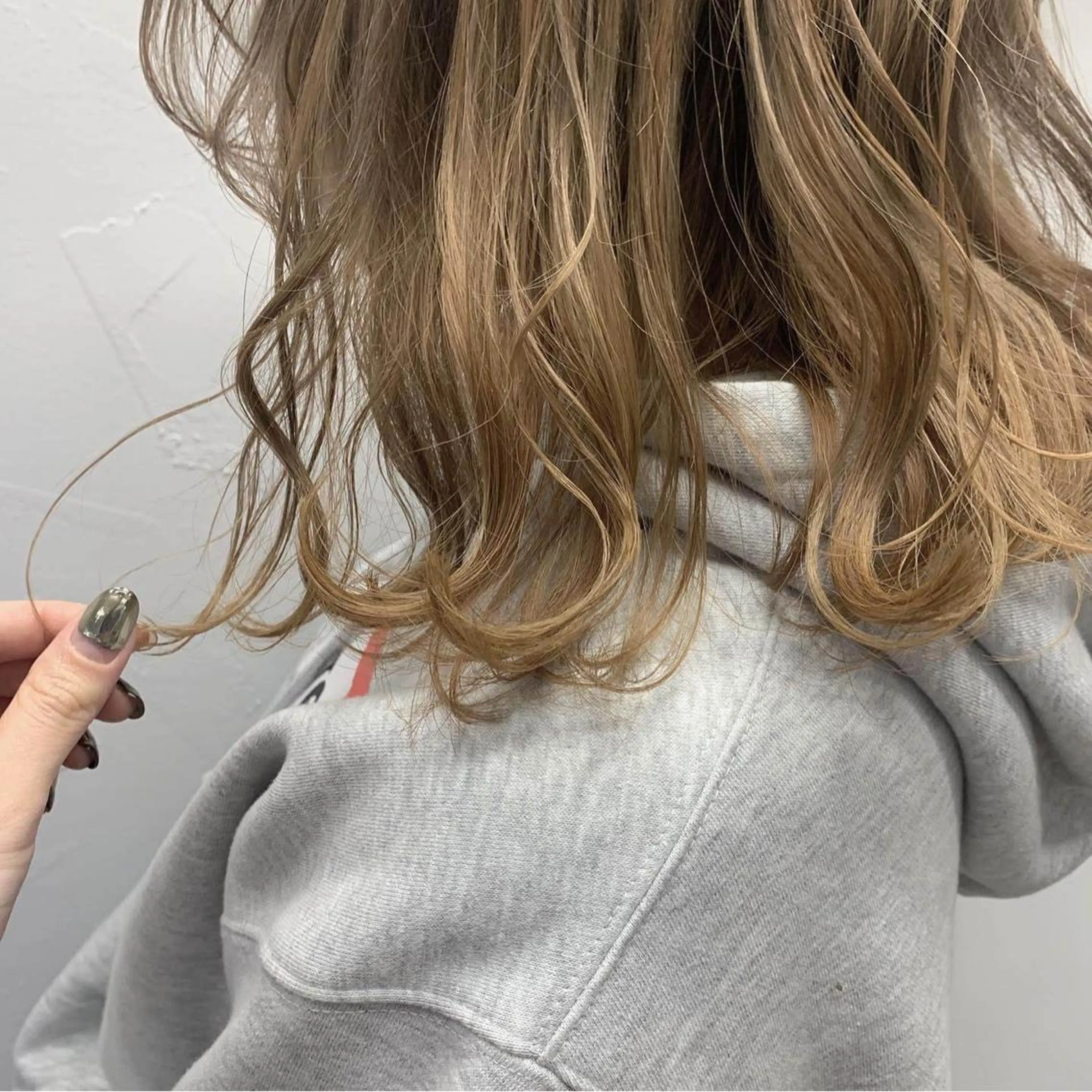 ミディアム カラー ベージュカラー ブリーチ カット ヘアカラー トリートメント newi 京橋 【yuuki】のヘアスタイル