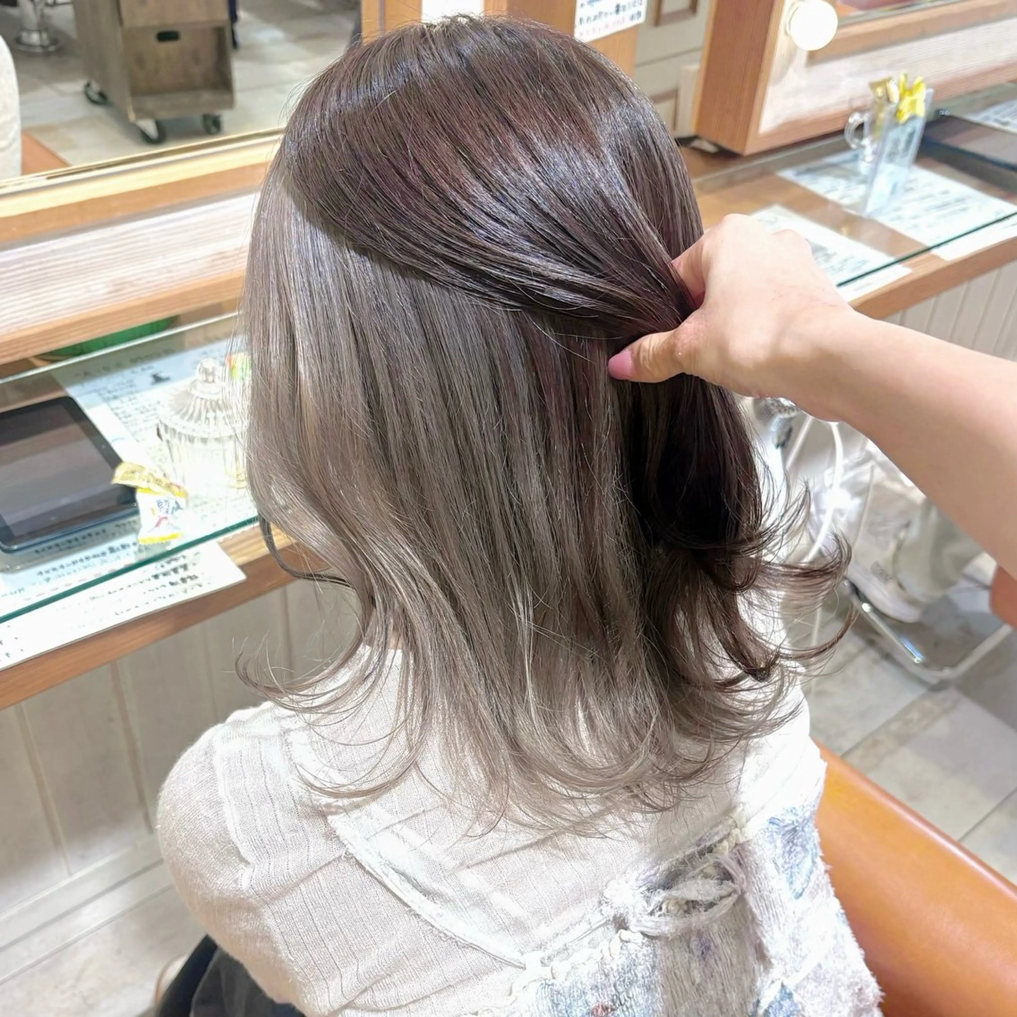 ミディアム カット ヘアカラー 🌸小島友梨香🌸 ブリーチカラーのヘアスタイル