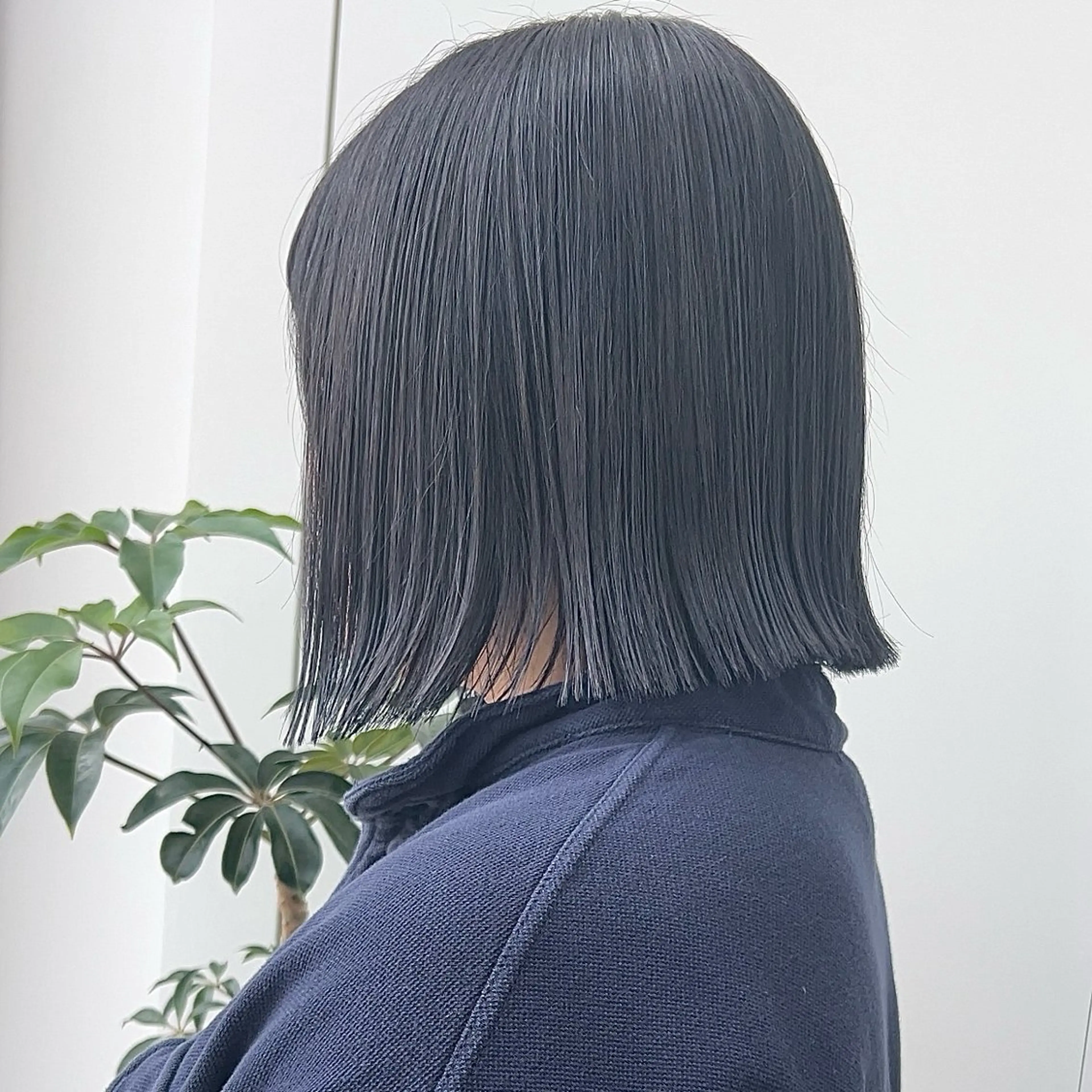 ミディアム カラー 黒髪 ブルーカラー ブルーブラック ボブ 外ハネヘア カット 縮毛矯正 トリートメント ボブ/くびれボブ/ 髪質改善/Ru-kaのヘアスタイル