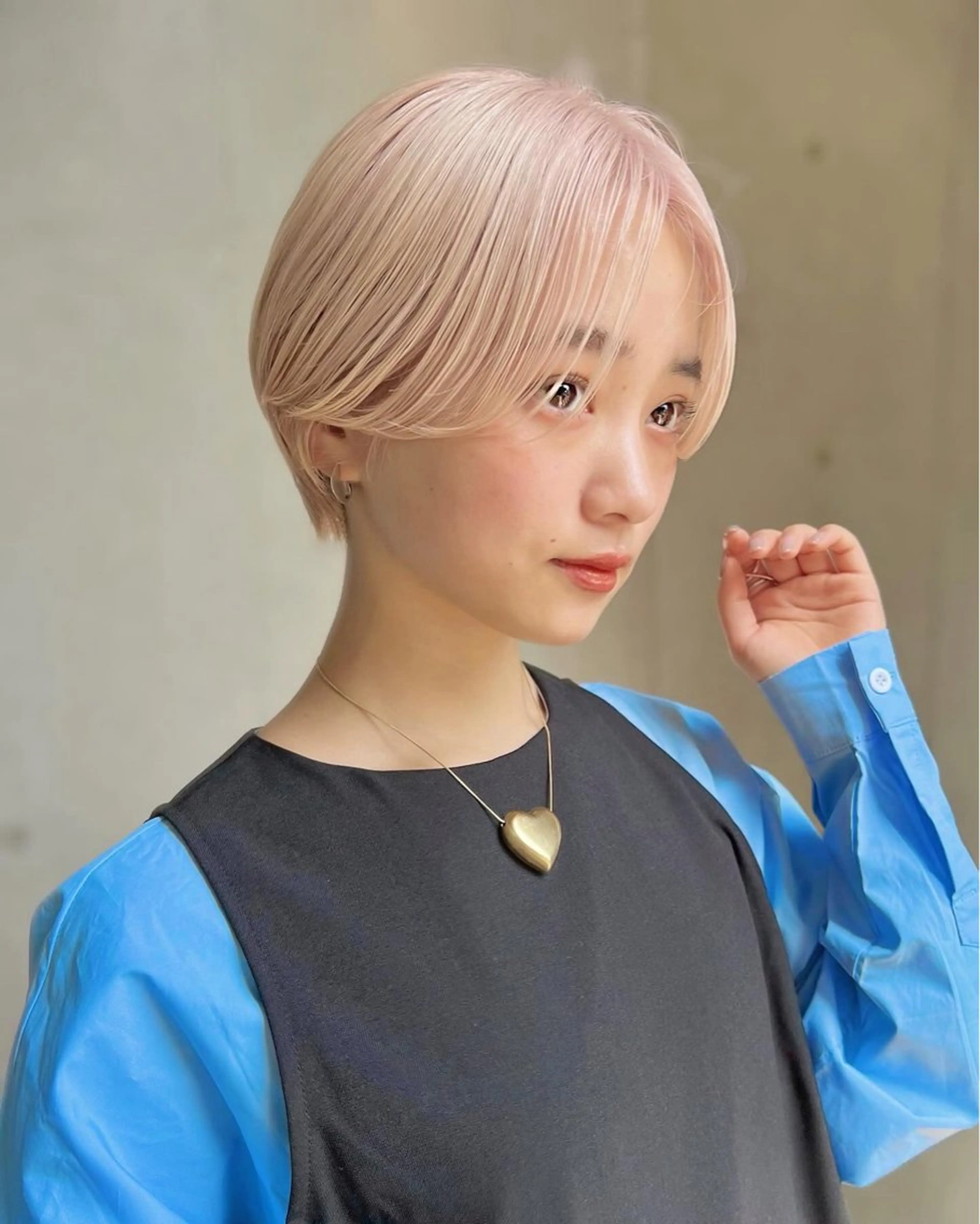 ショート カラー ハンサムショート ベージュカラー ブリーチ ミルクティーベージュ ショートヘア 泉愛美/銀座美容師 /暖色カラー/ボブのヘアスタイル