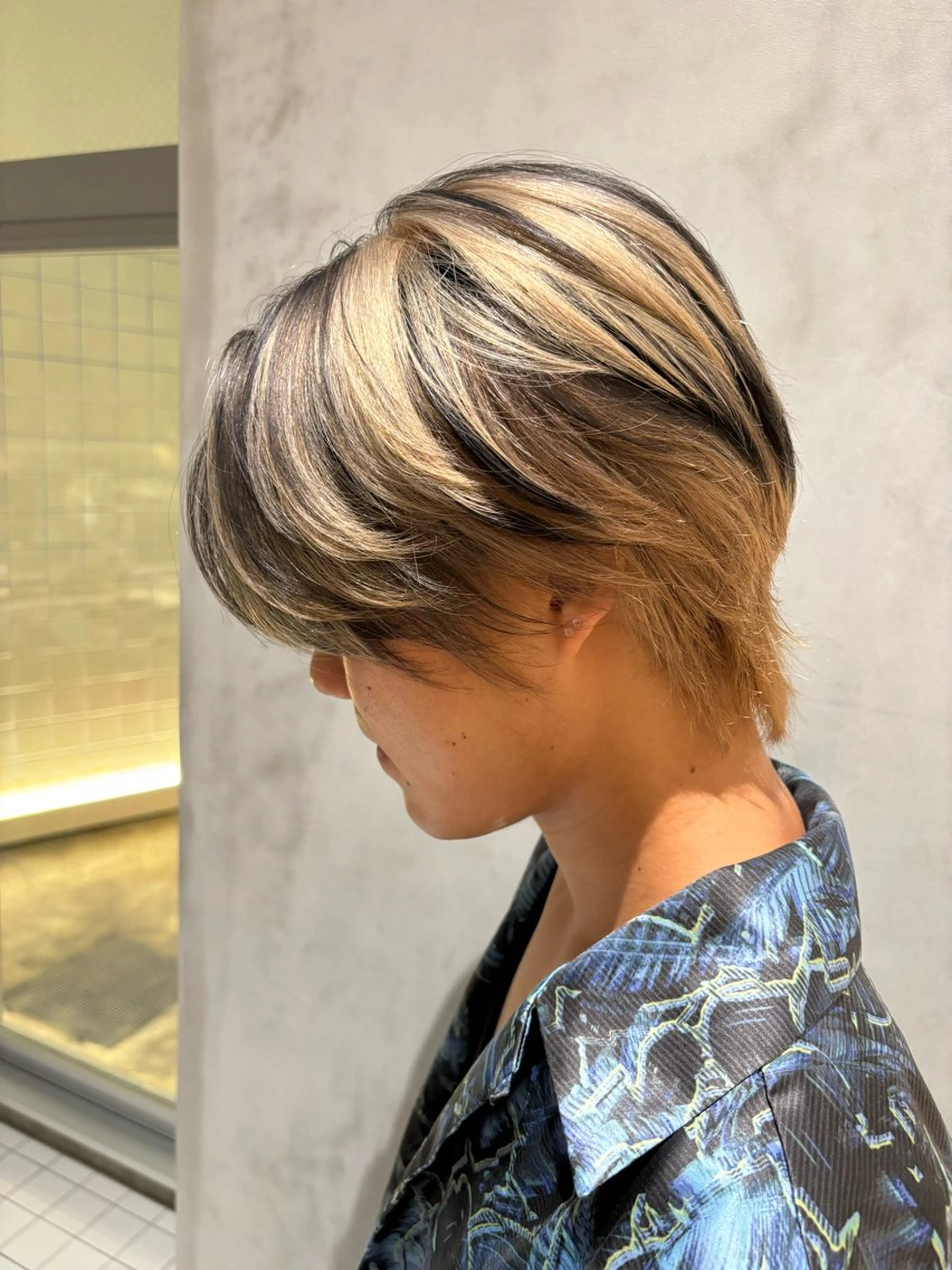 ショート カラー メンズ ベージュカラー 黒髪 デザインカラー ホワイトベージュ 落ちる黒 森崎雄斗のヘアスタイル