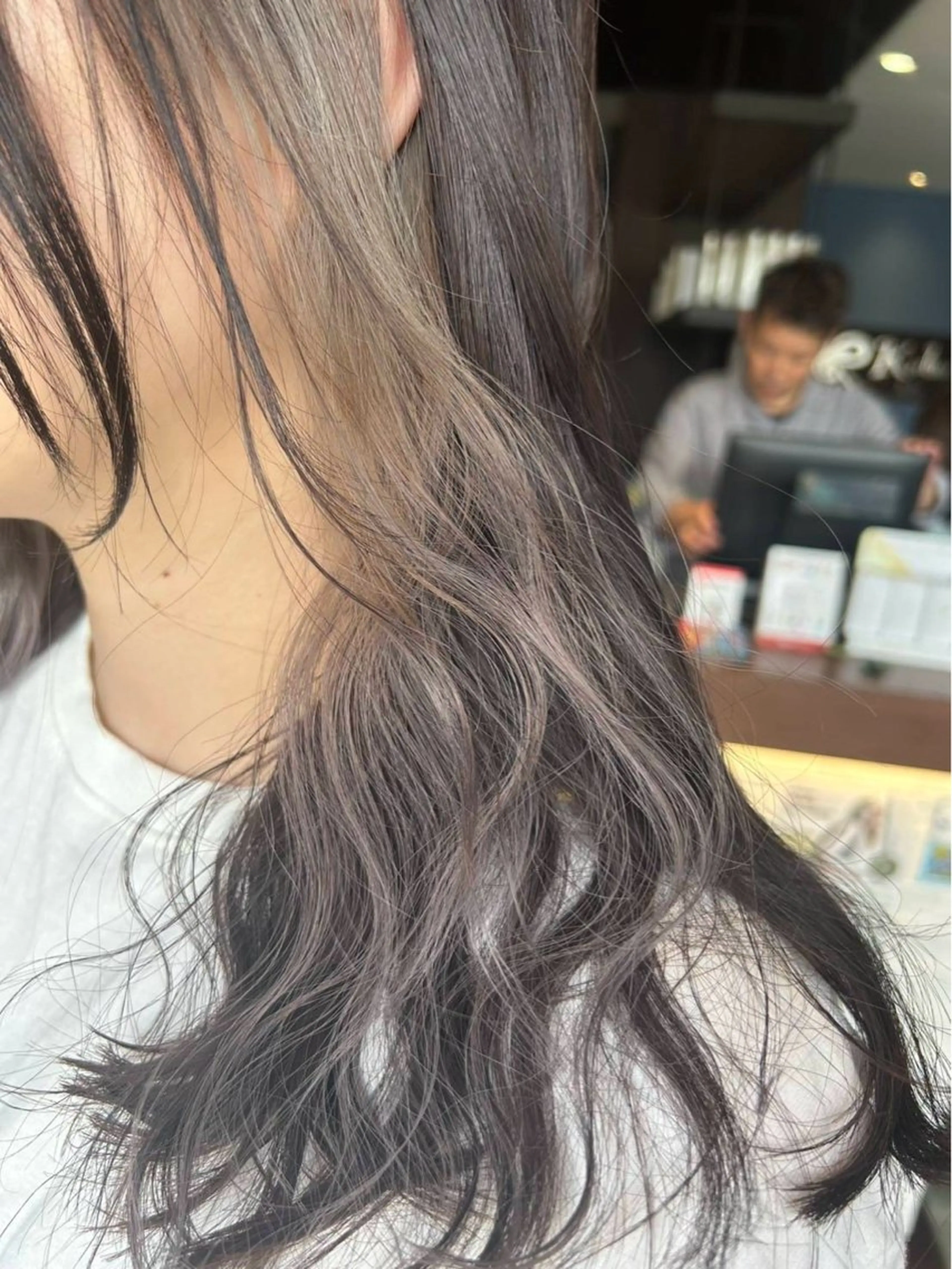 🍑 「大人の余裕はさりげないおしゃれから。透明感インナーカラー」（ブリーチ＋全体カラー込)の写真