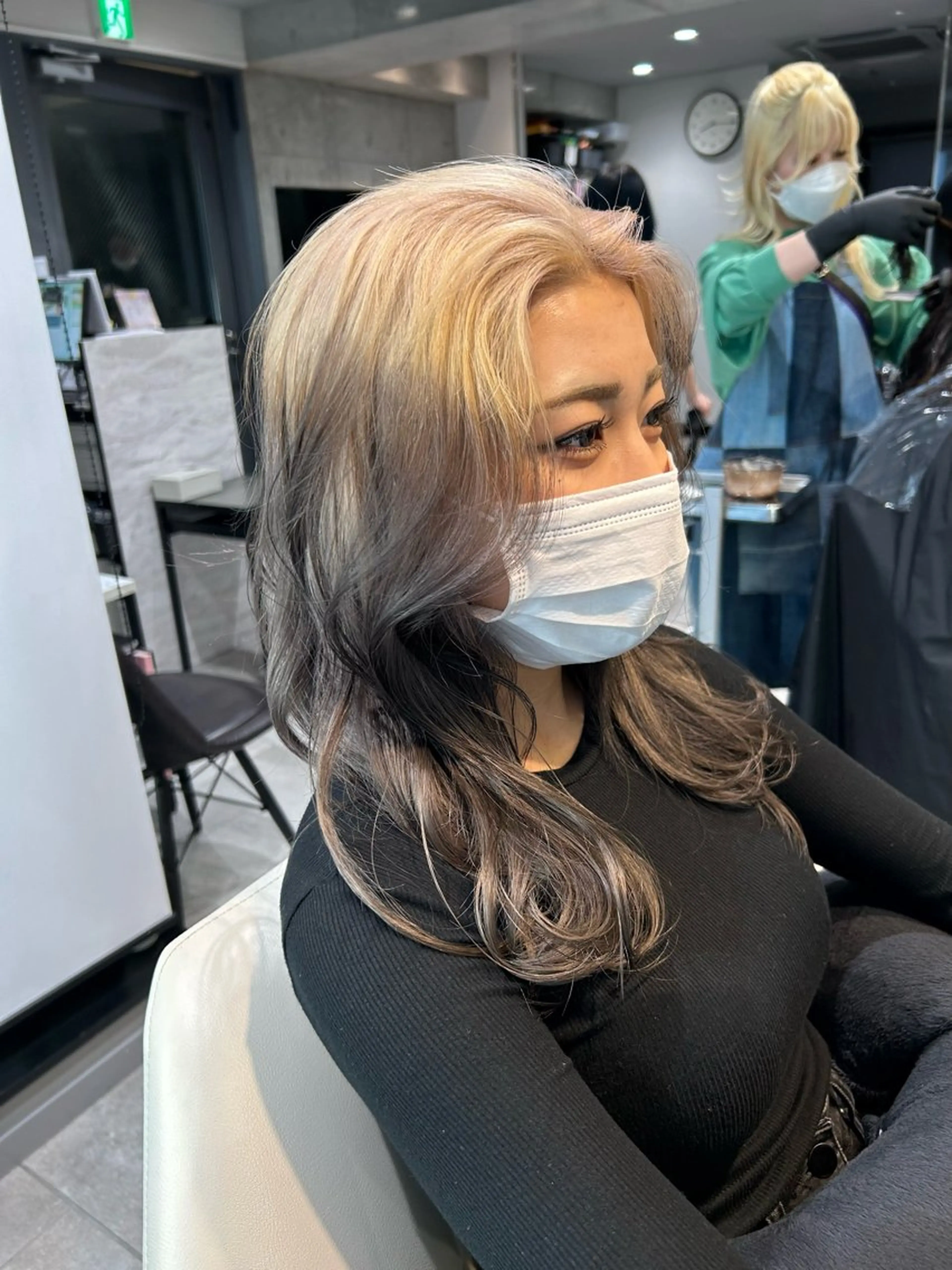 セミロング まひろ エクステ／ハイトーンのヘアスタイル