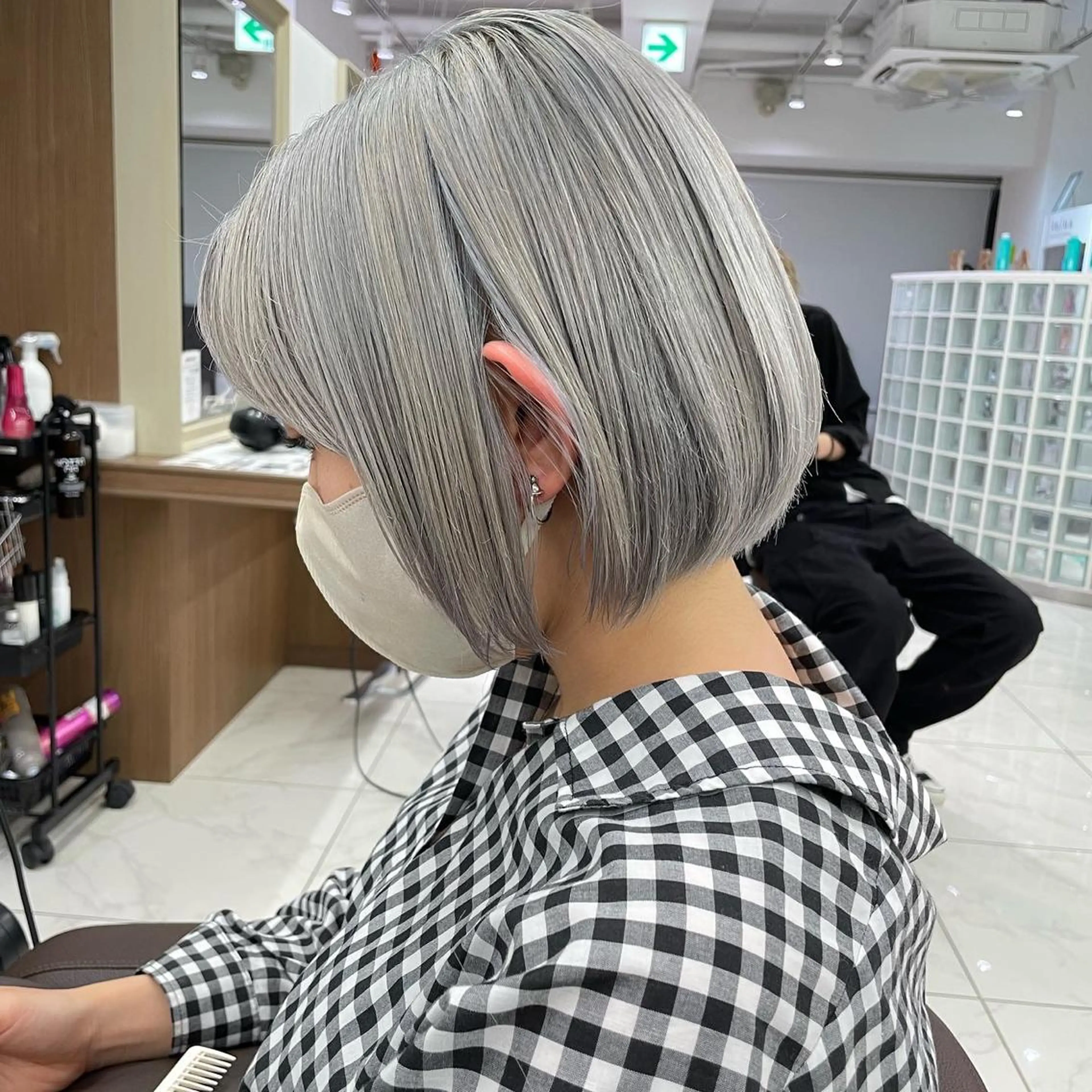 ミディアム カラー 渡部凌我 小顔ウルフ ハイトーンカラーのヘアスタイル