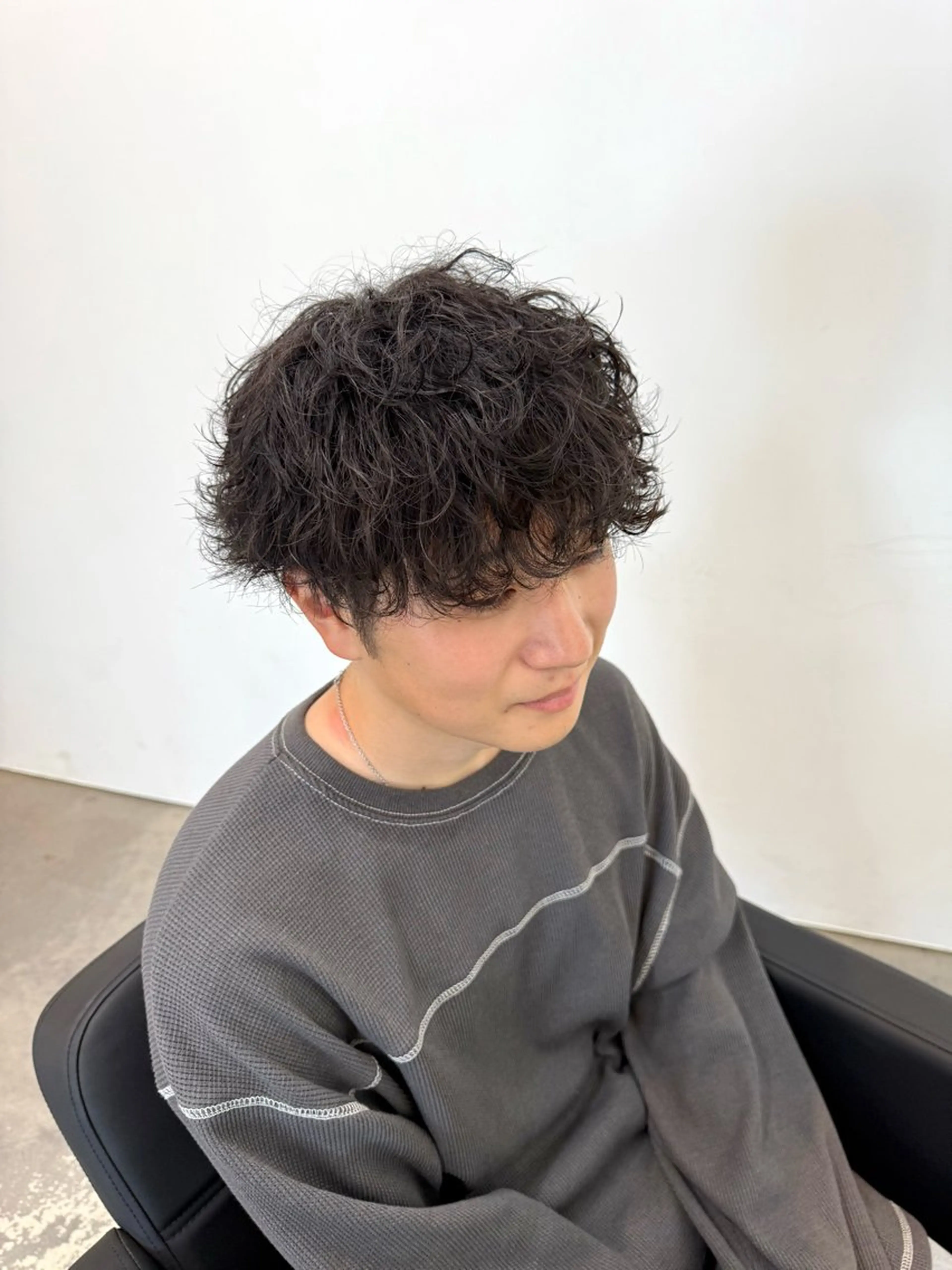 ショート パーマ メンズ センターパート フェザーパーマ メンズ韓国風 メンズパーマ スパイキーショート 古賀 雄大のヘアスタイル