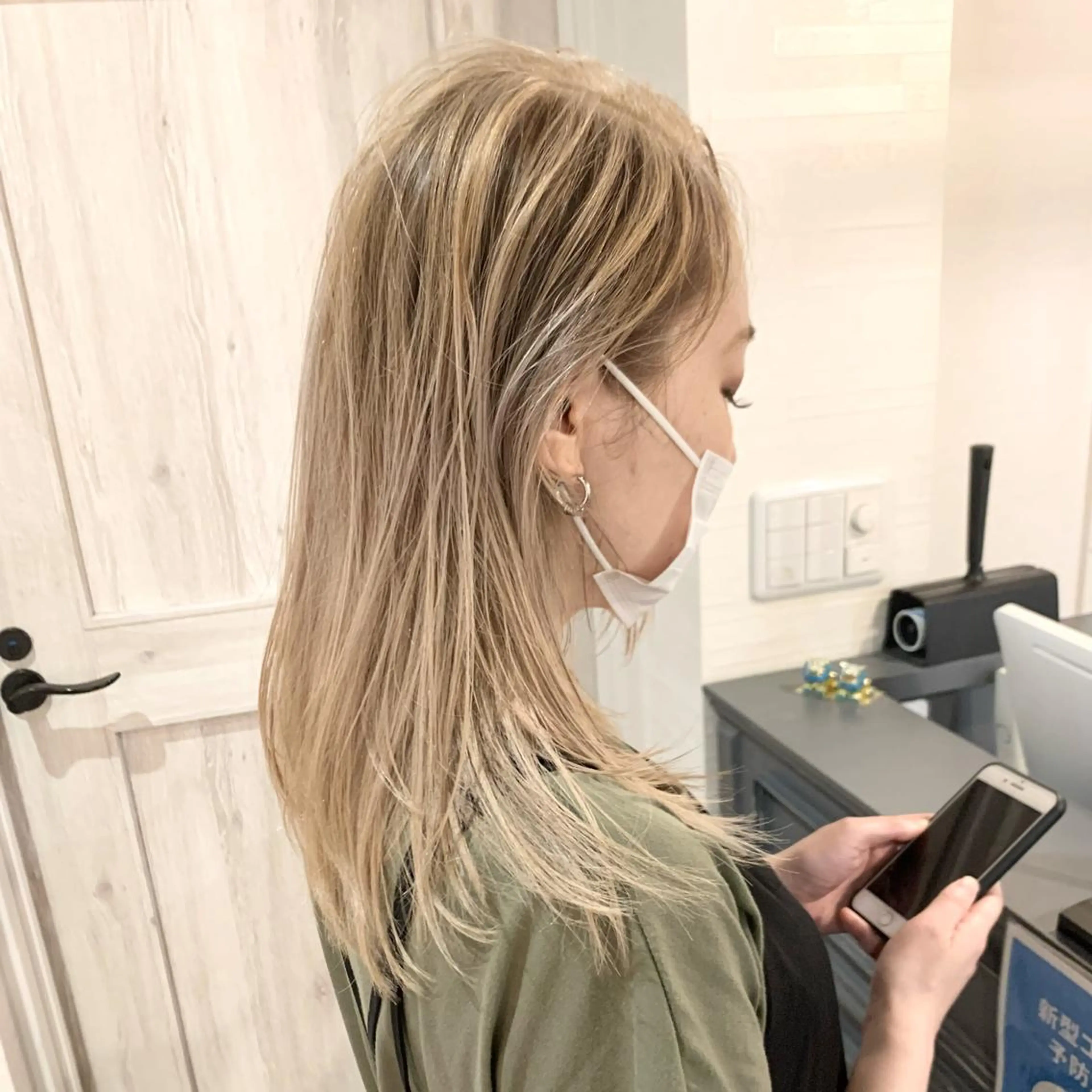 セミロング カラー バレイヤージュ ブリーチ レイヤーカット Leia所属・ムラヨシ ショータのヘアスタイル