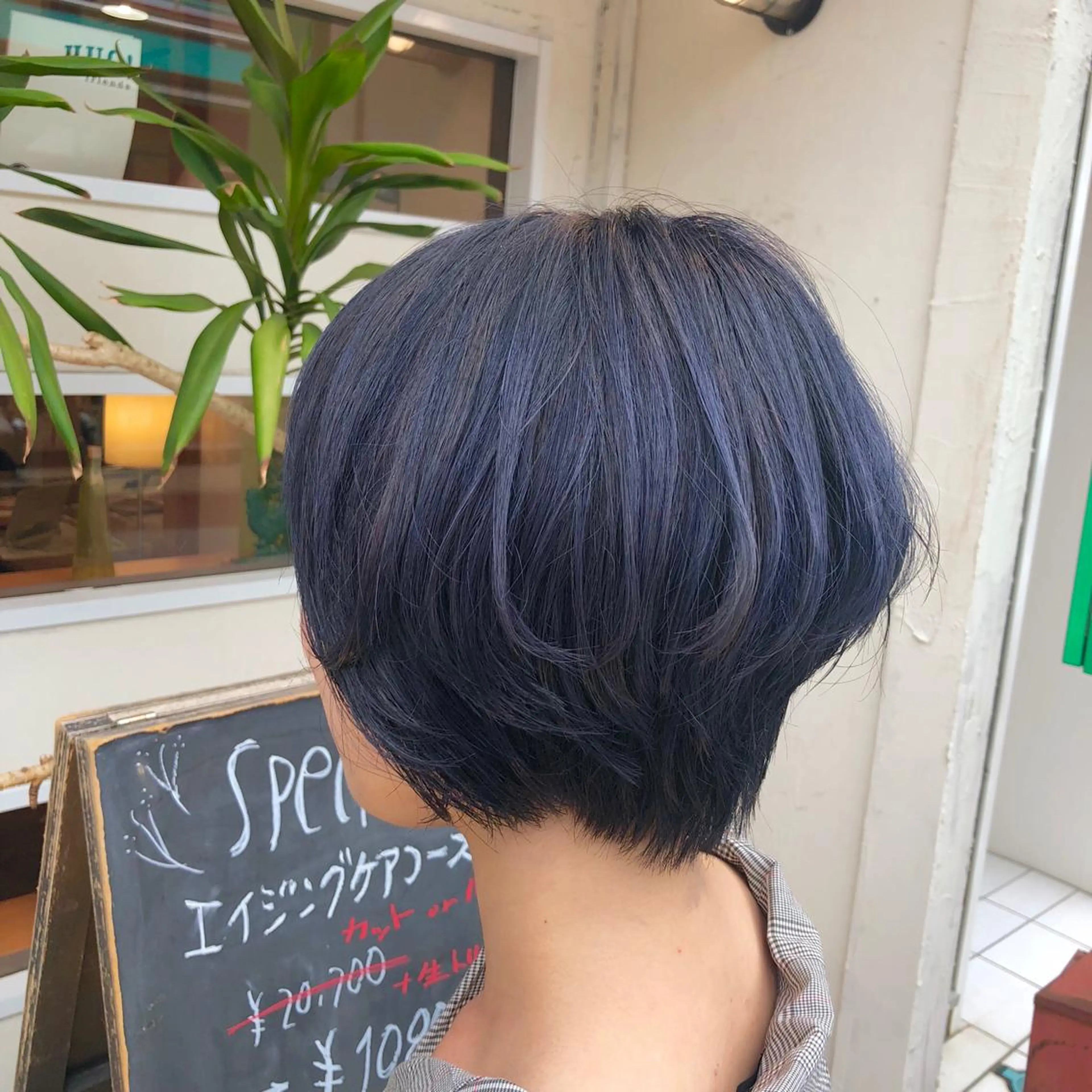 ショート カラー アッシュ ブリーチ ブルーカラー ブルーアッシュ ブルージュ 高橋胡桃🪽 ディレクターのヘアスタイル