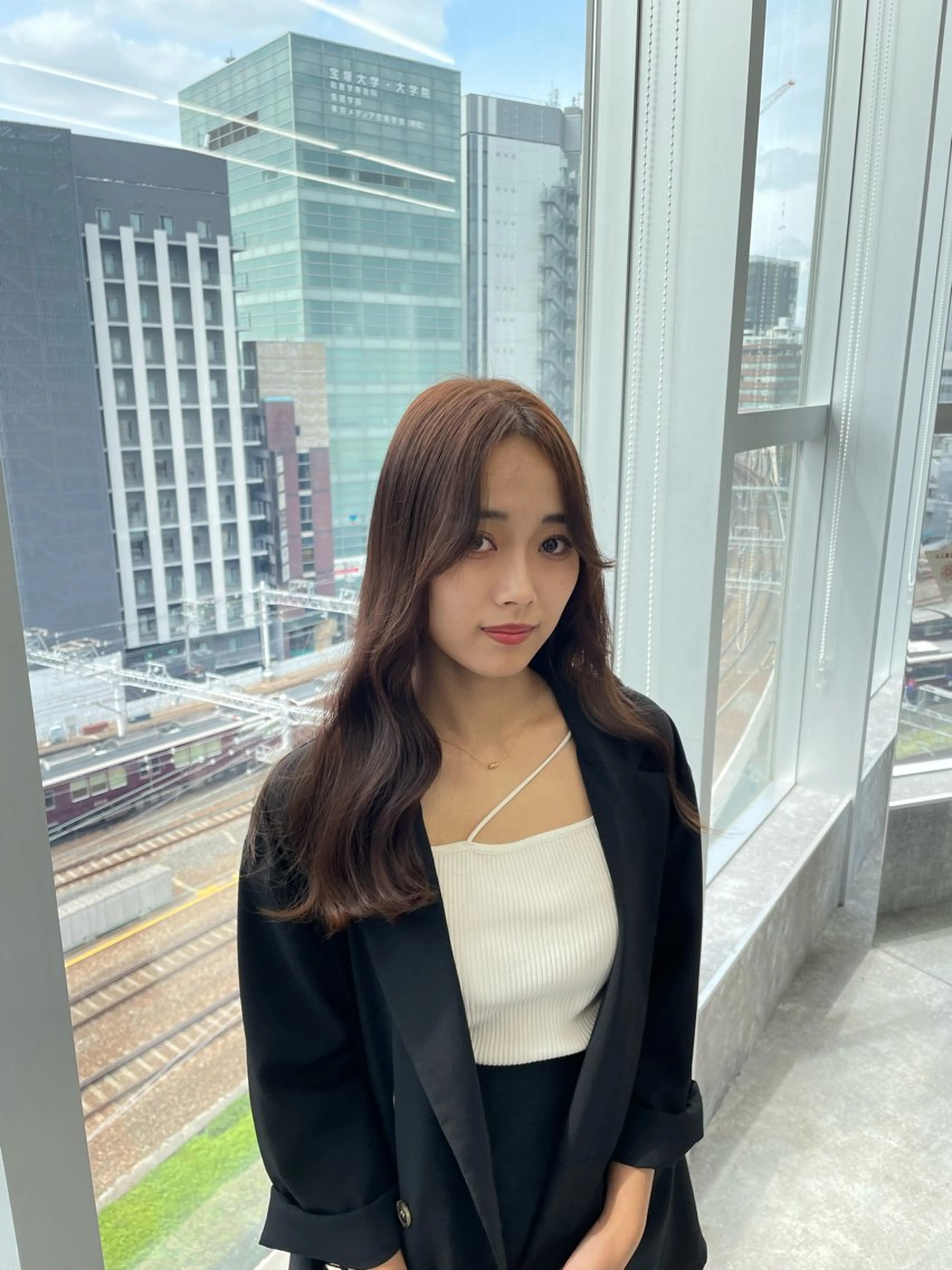 ロング カラー ヘアアレンジ アッシュ ベージュカラー ブリーチ ブラウンカラー ブラウンベージュ ヘアカラー トリートメント 神戸三宮ダメージレス ブリーチ特化 麟太郎のヘアスタイル