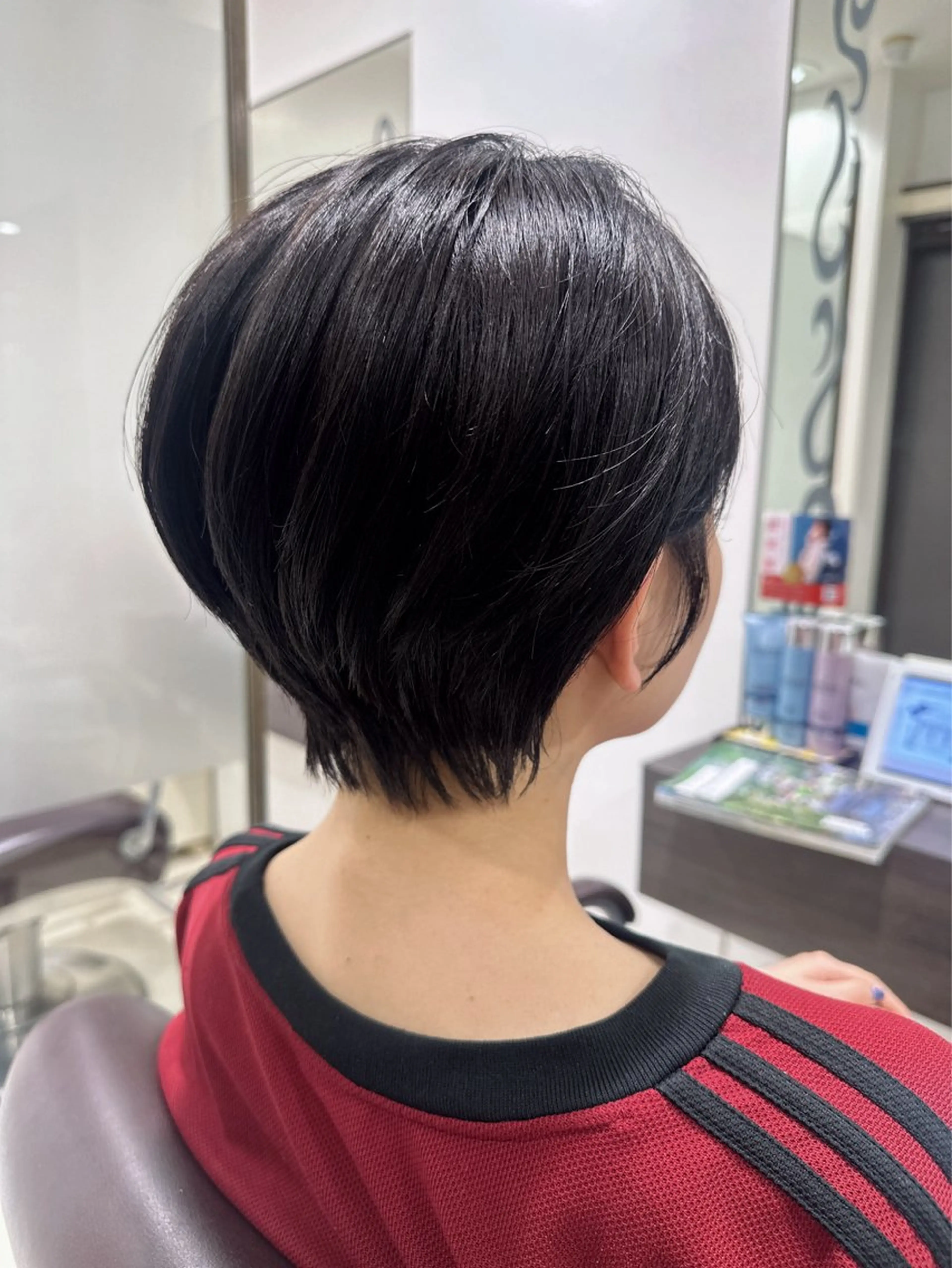 ショート レイヤー 艶々カラーのヘアスタイル
