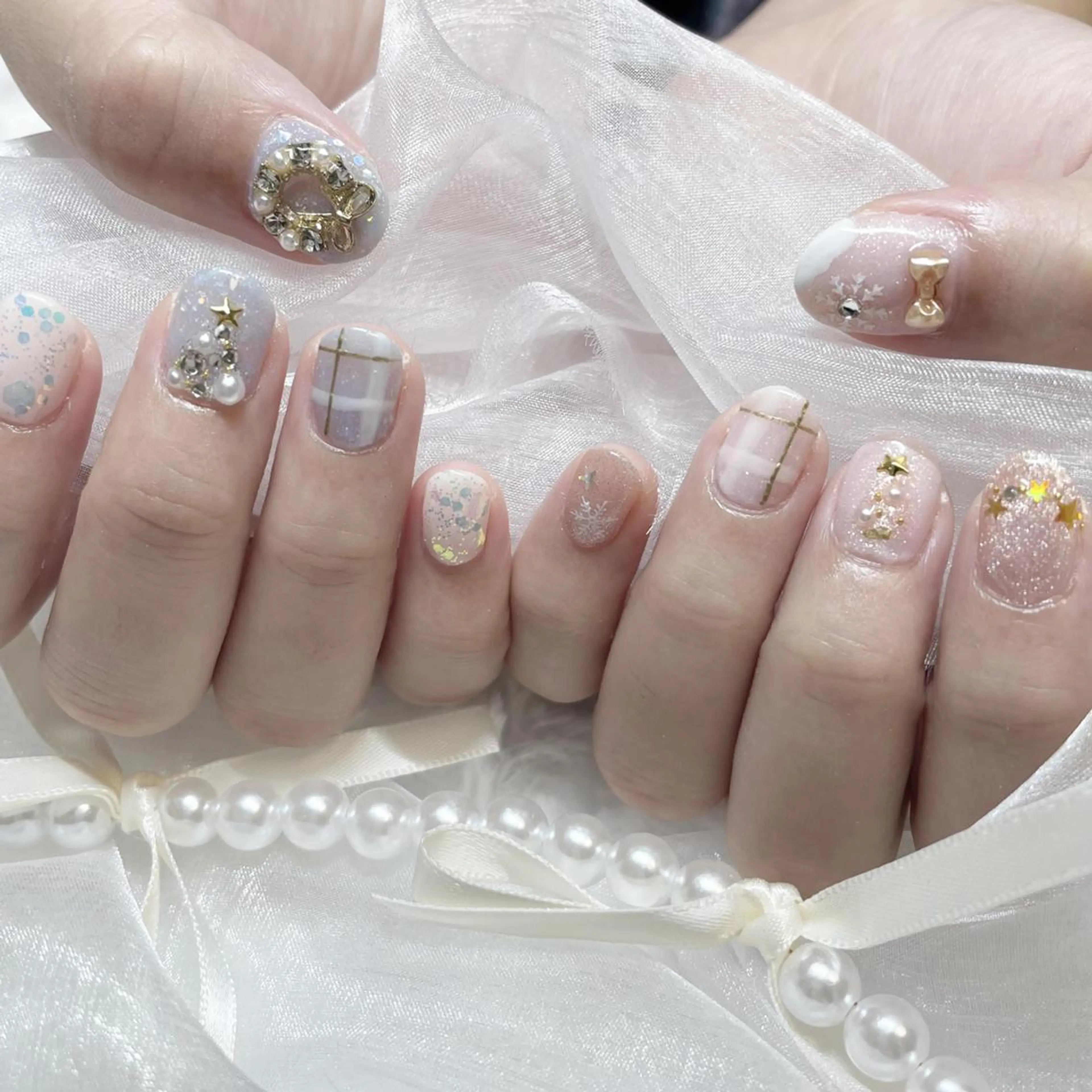 ネイル ジェルネイル キラキラネイル 韓国ネイル 持ち込み ワンカラーネイル ハンドネイル fiore nail 🦋のネイルデザイン