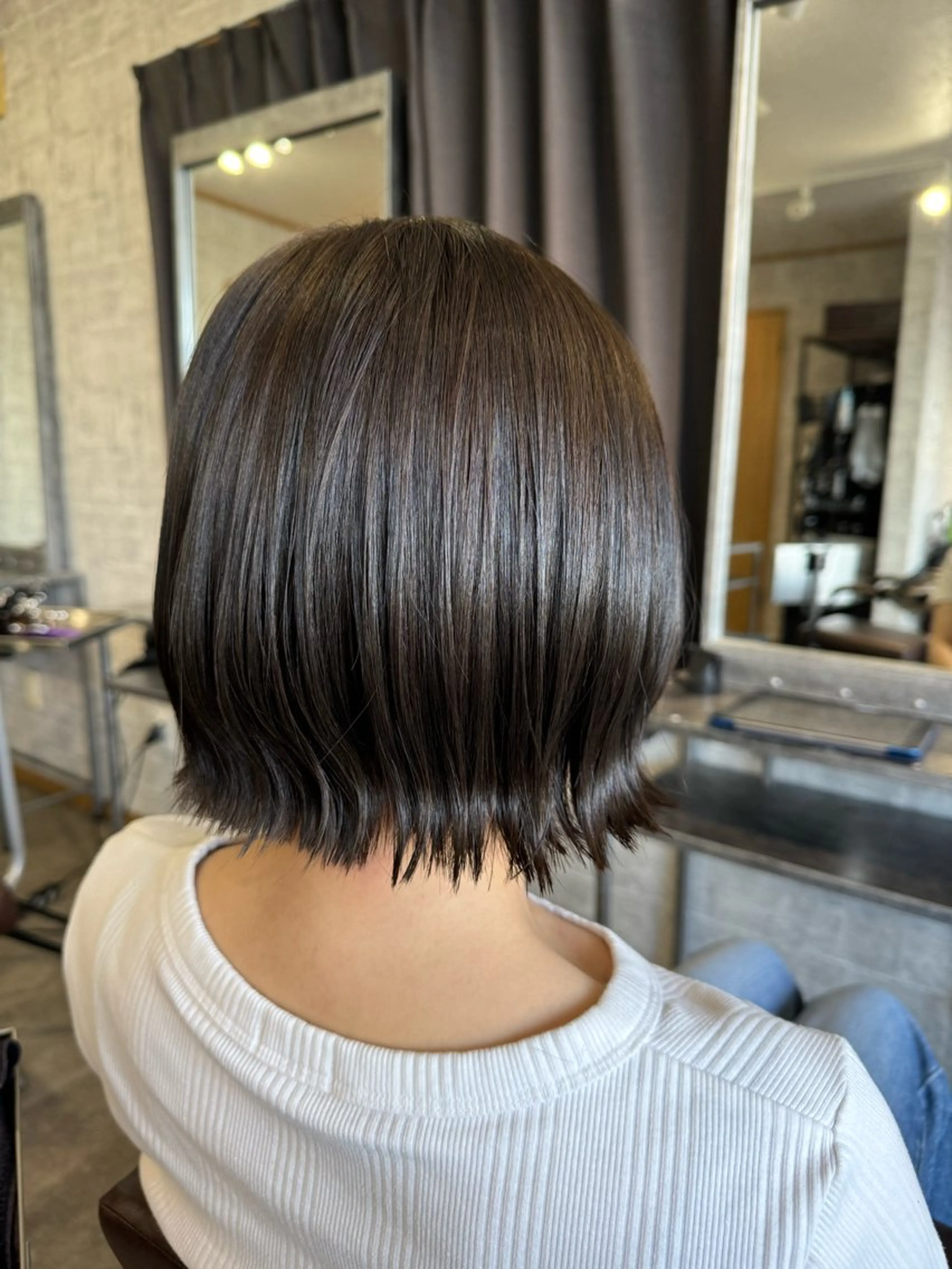 ミディアム カラー 切りっぱなしボブ グレージュ オリーブグレージュ オリーブグレー ボブ 月館 怜奈のヘアスタイル