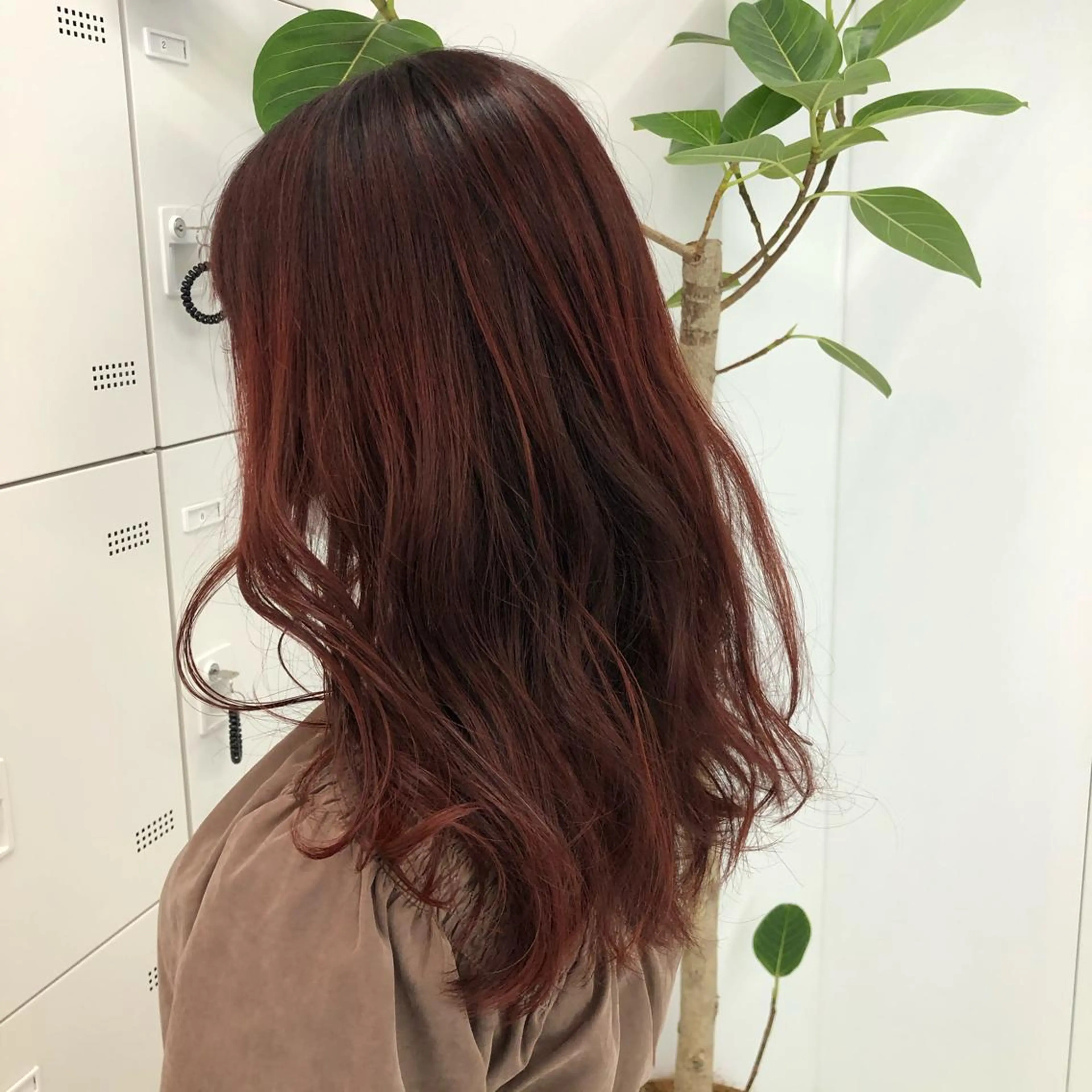 ミディアム カラー ブリーチ ブリーチなしカラー レッドカラー レイヤーカット 透明感カラーのヘアスタイル