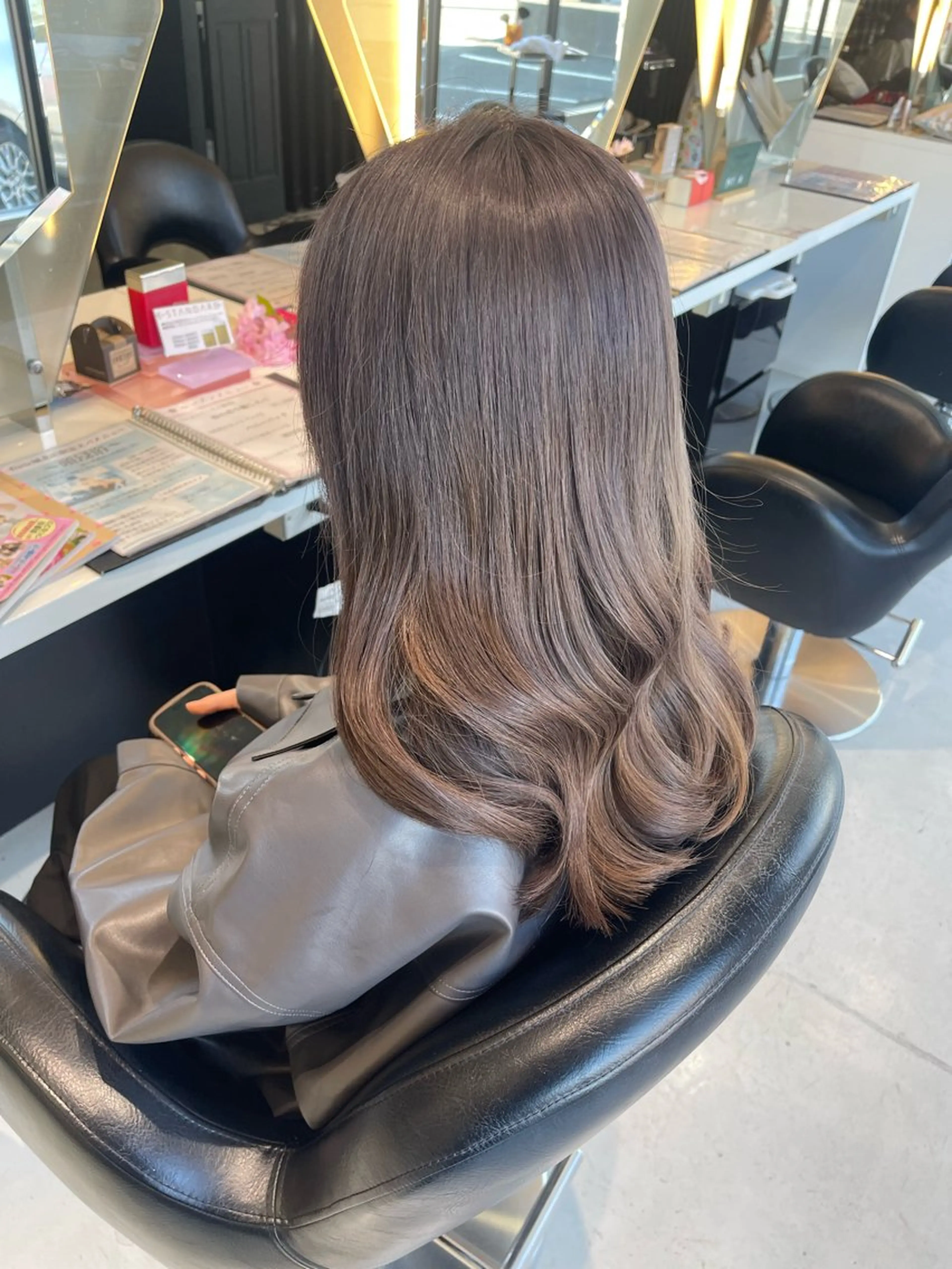 カラー ブリーチ グレージュ 艶カラー/マツエク /似合わせ🤍ななえのマツエク・マツパデザイン