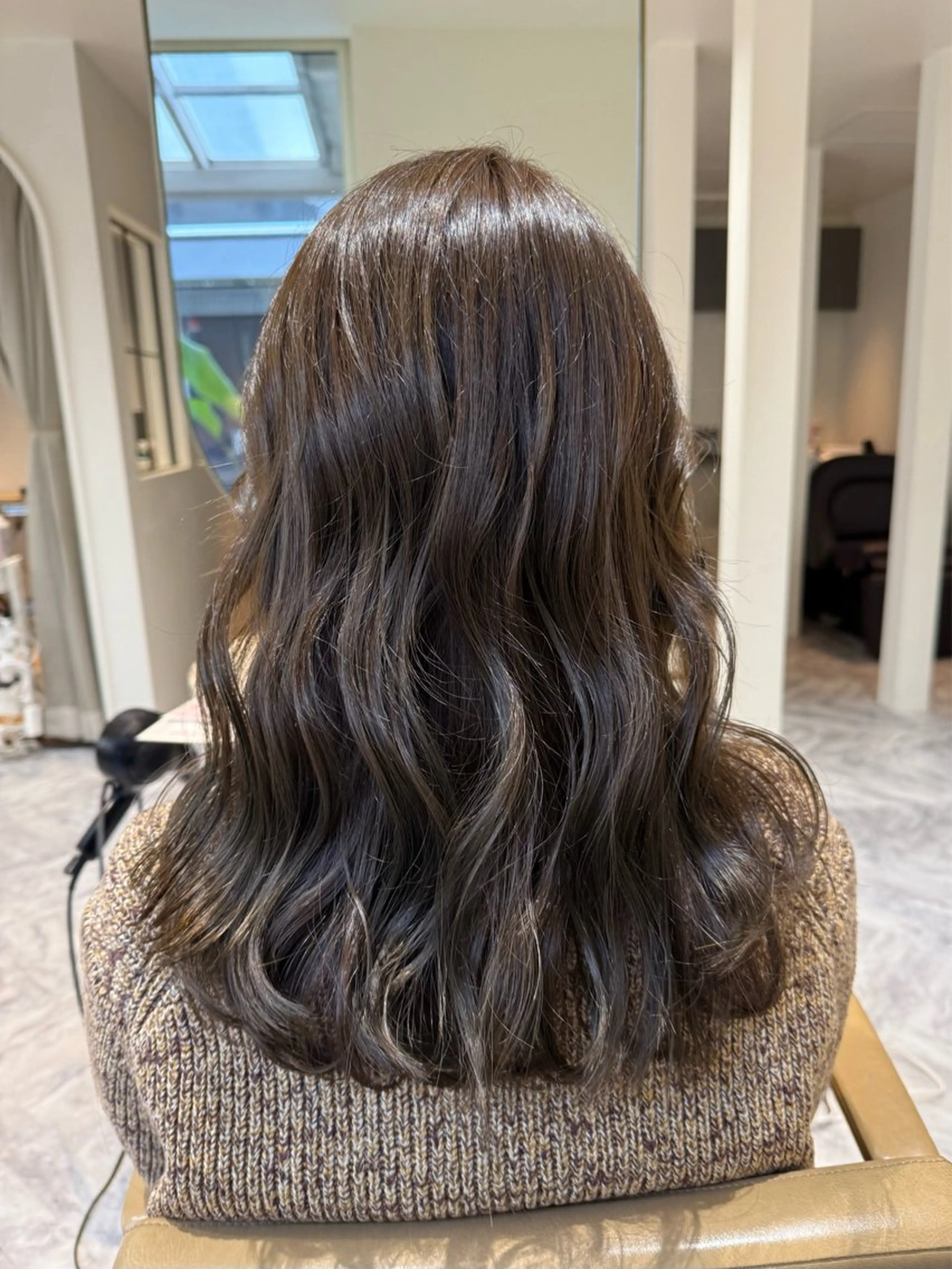 セミロング カラー ミルクティー× グレージュMOMOのヘアスタイル