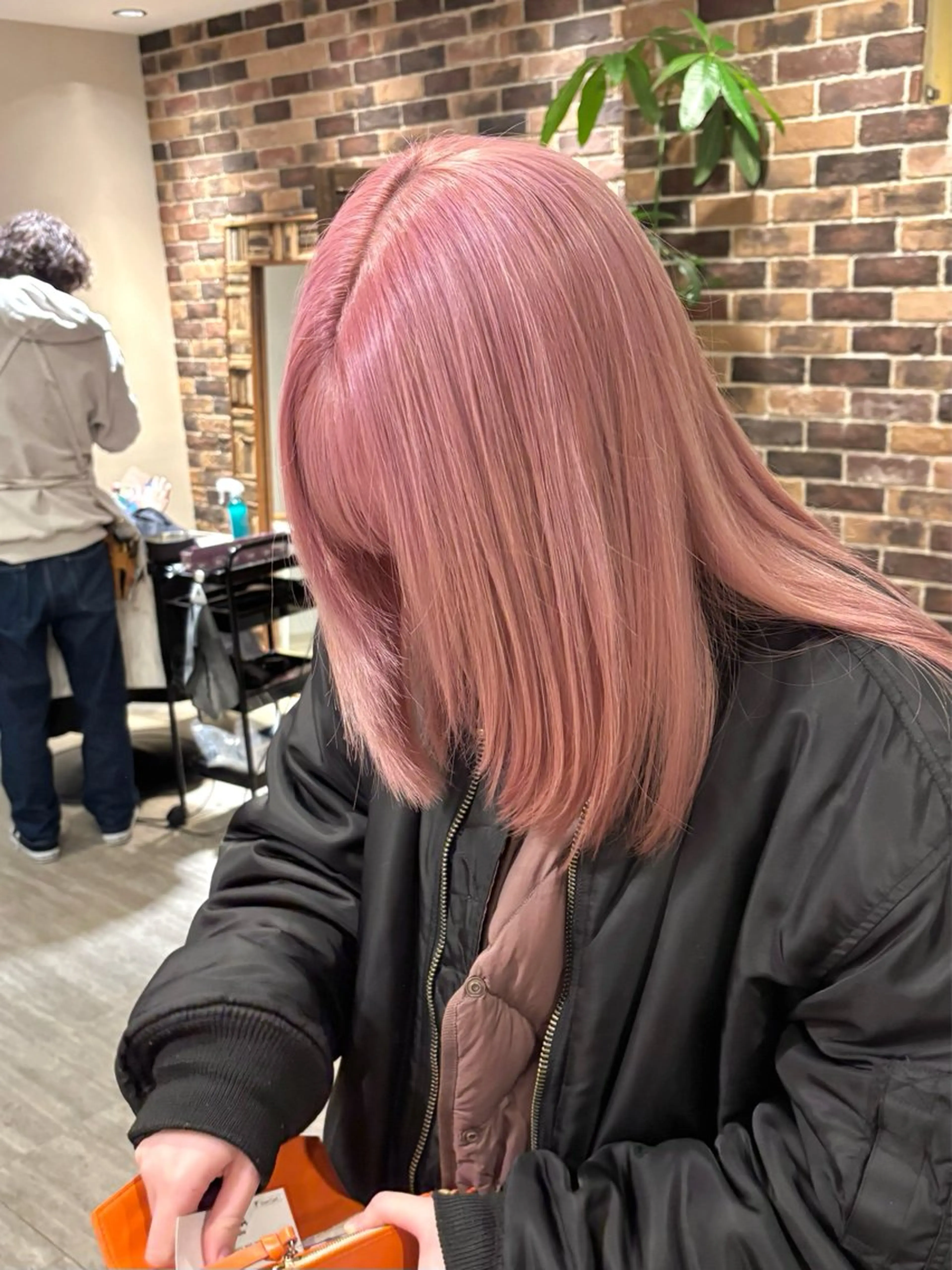 セミロング 艶髪／透け感カラー ／ＲＹＯのヘアスタイル