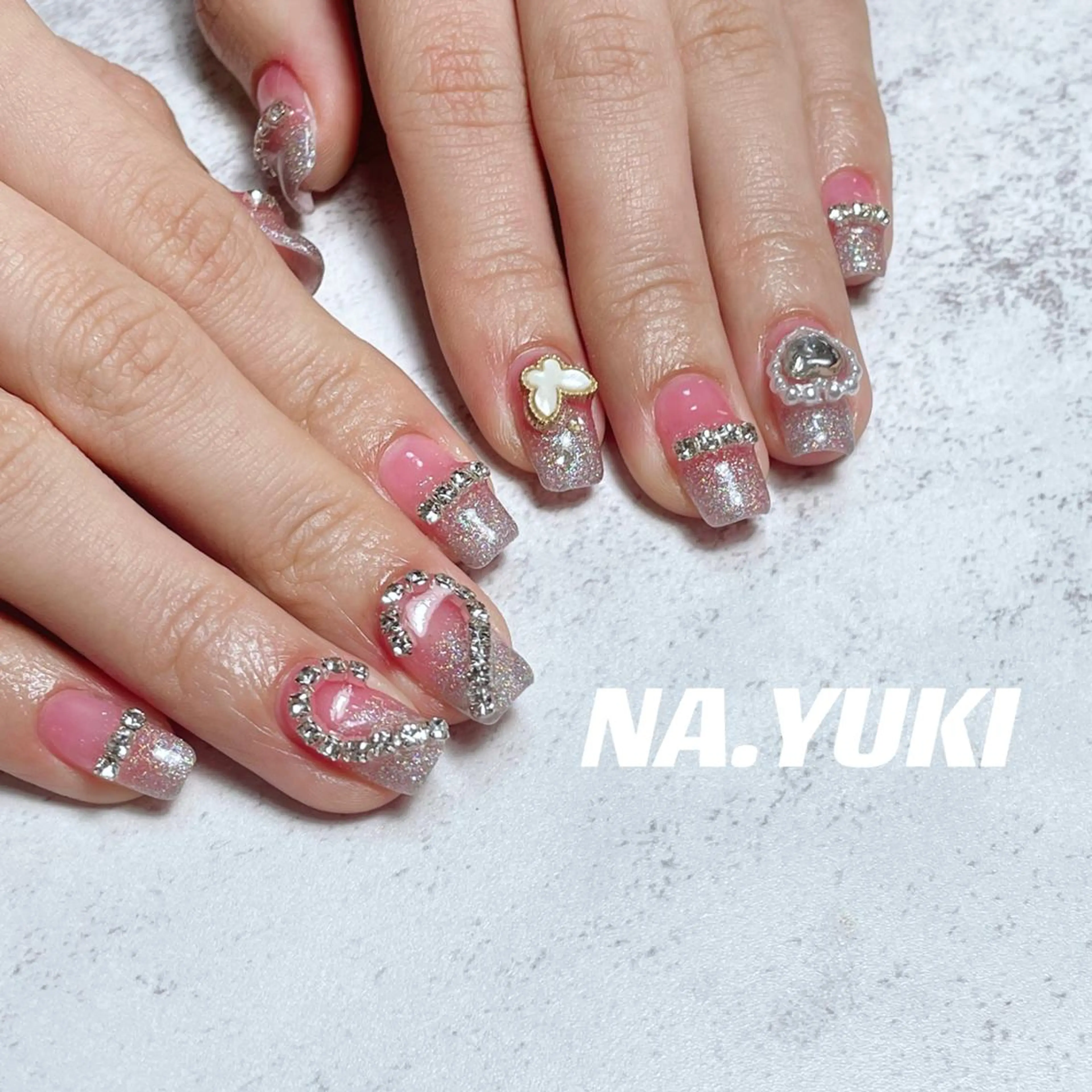 ネイル 🦋 Queenieのネイルデザイン