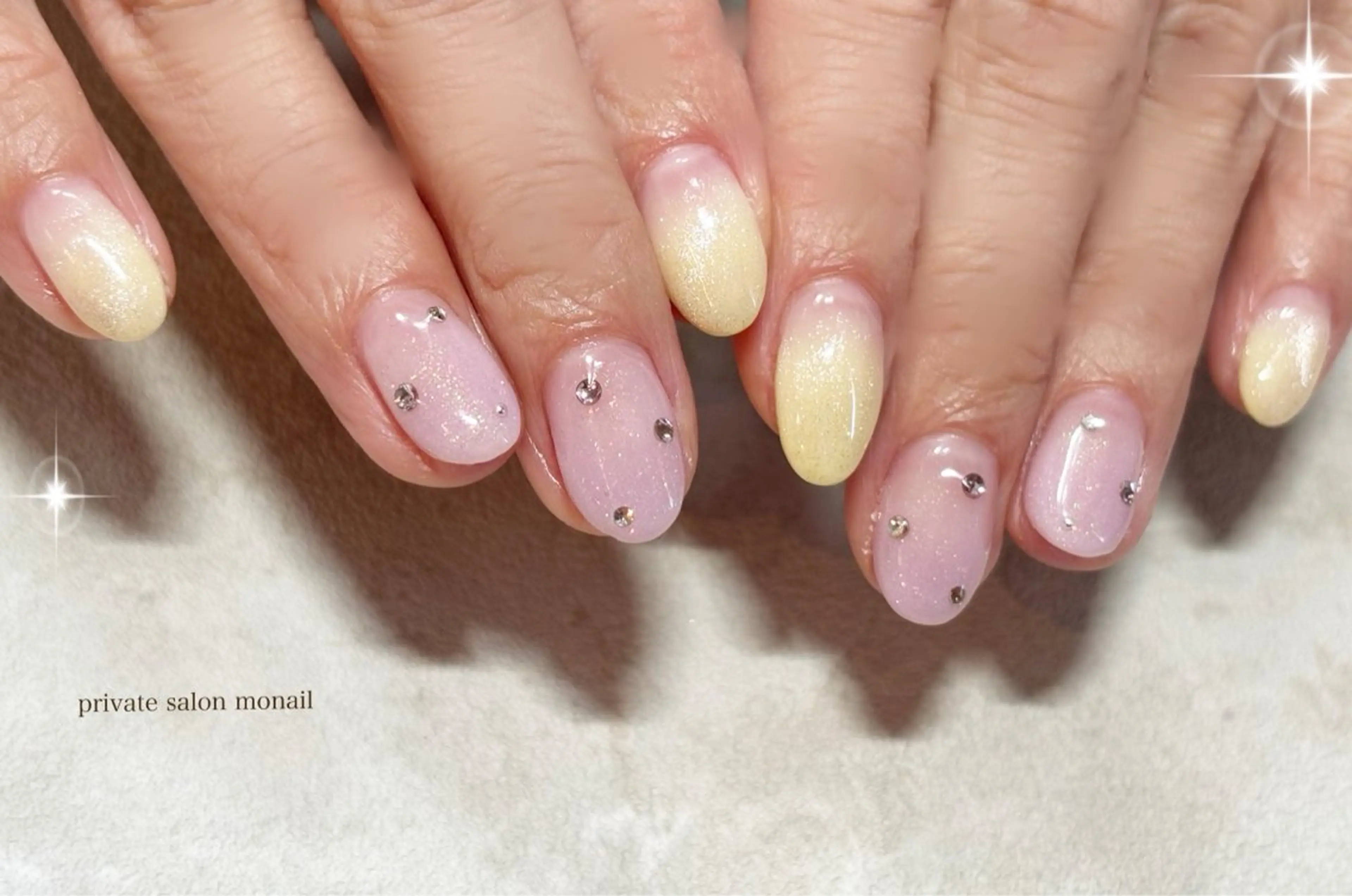 ネイル パープル ストーンネイル 黄色 ハンドネイル nail salon monailのネイルデザイン