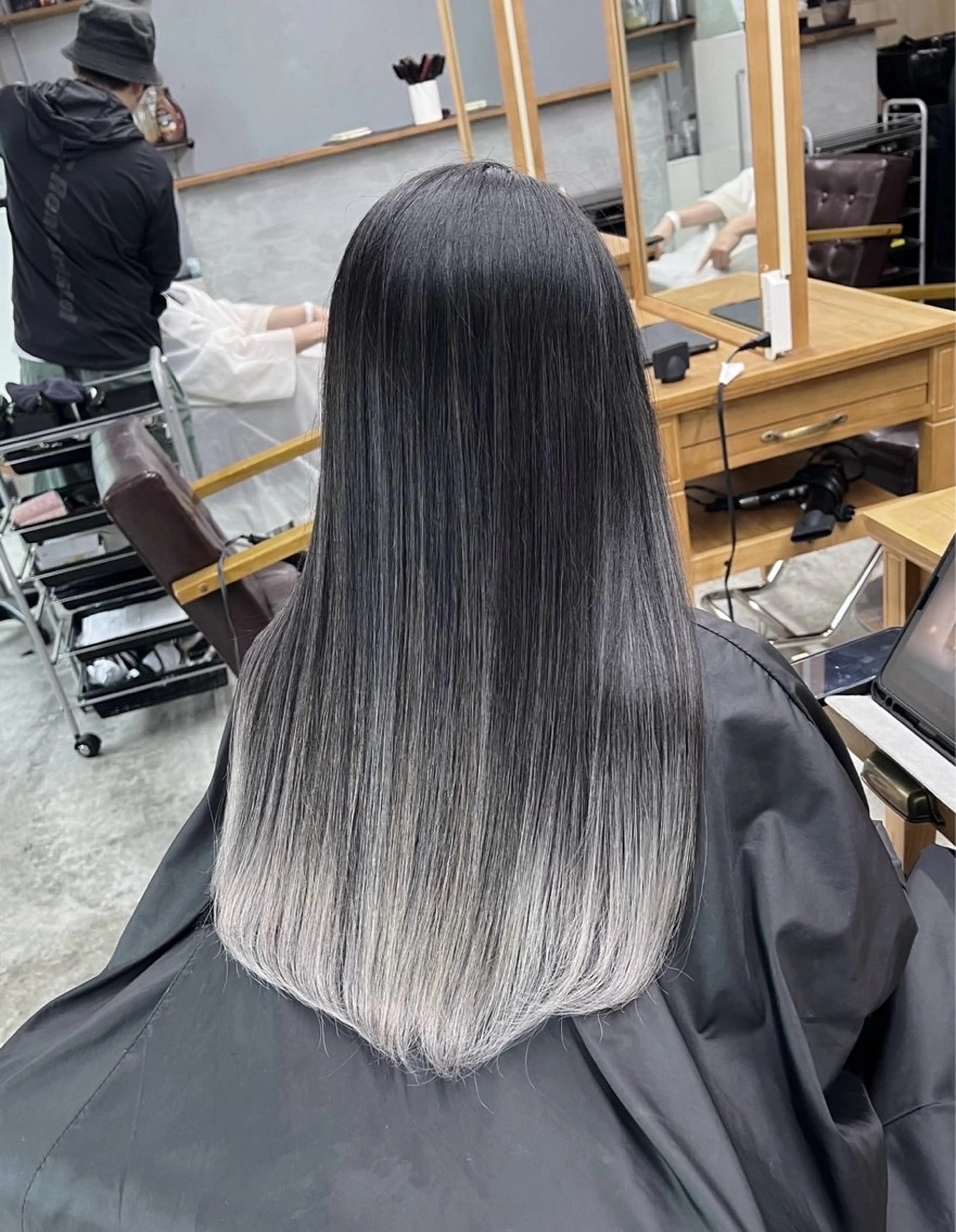 セミロング カラー バレイヤージュ シルバー ホワイトシルバー レイヤーカット ヘアカラー トリートメント ROBIN所属・指名数No.1 /NAOYAのヘアスタイル