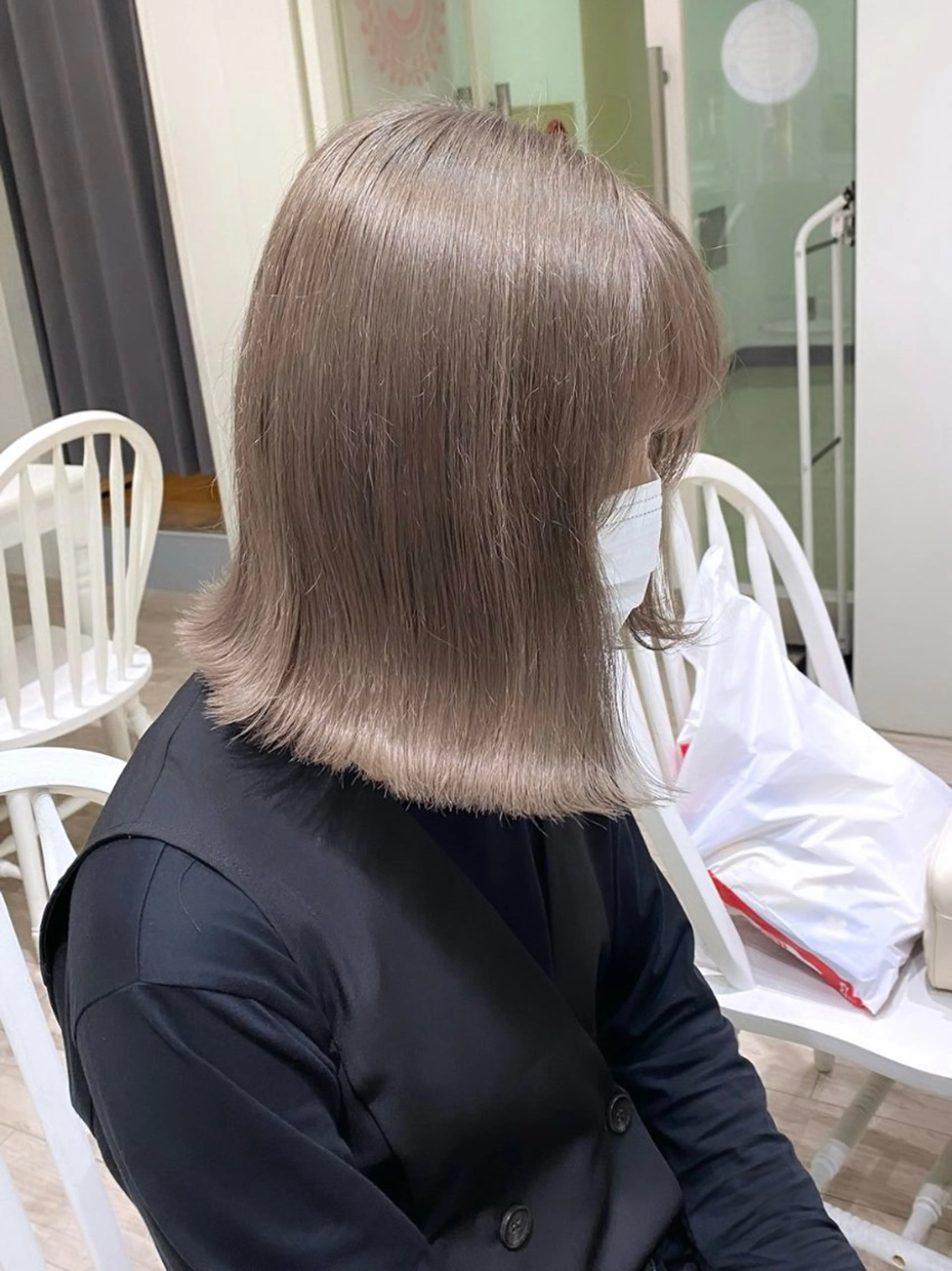 ショート カラー ブリーチ 透明感カラー グレージュ シアーグレージュ 暖色カラー✨️ 門内 梨真のヘアスタイル