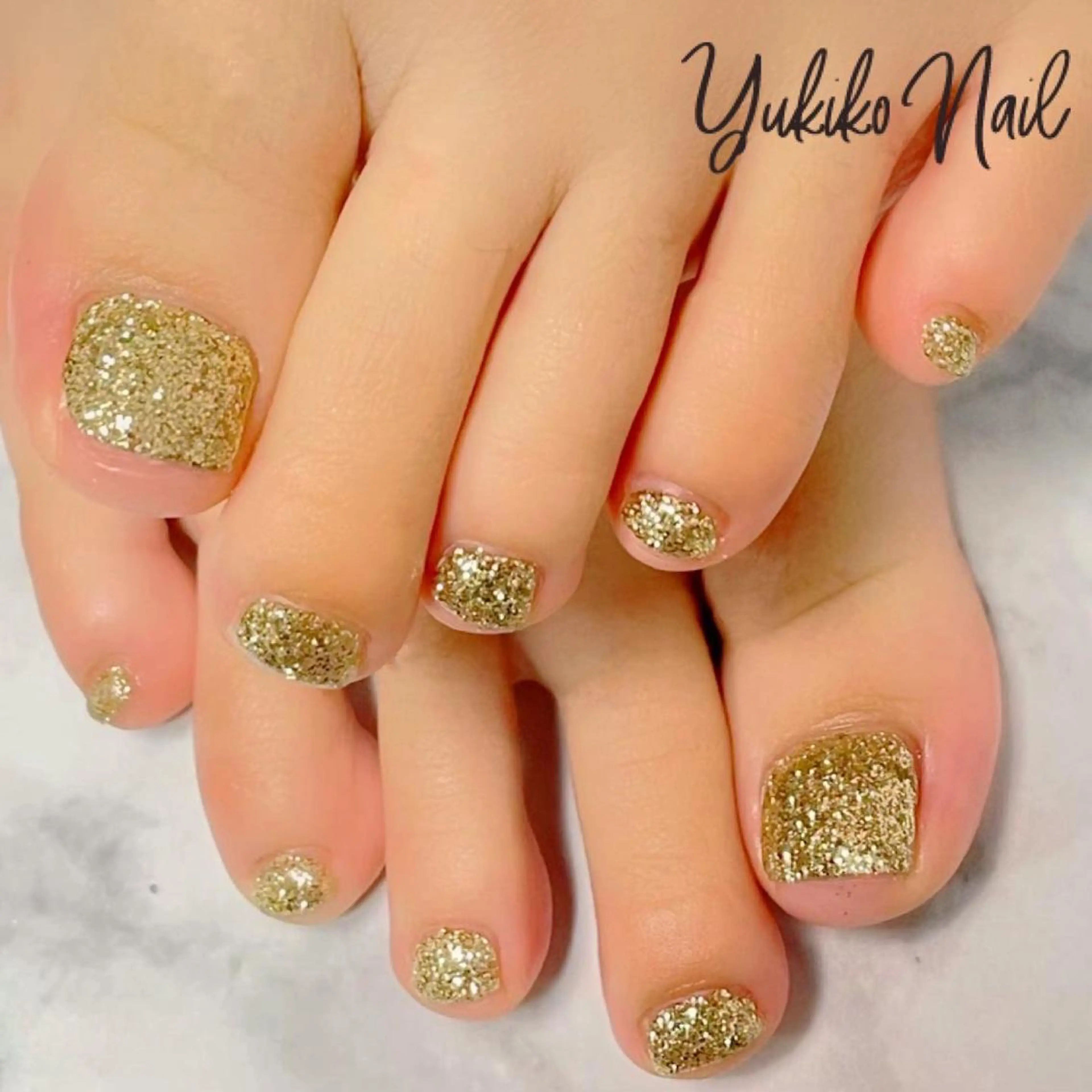 ネイル フットネイル ゴールド ラメ(グリッター) ワンカラーネイル フットネイル ユキコ ネイルのネイルデザイン