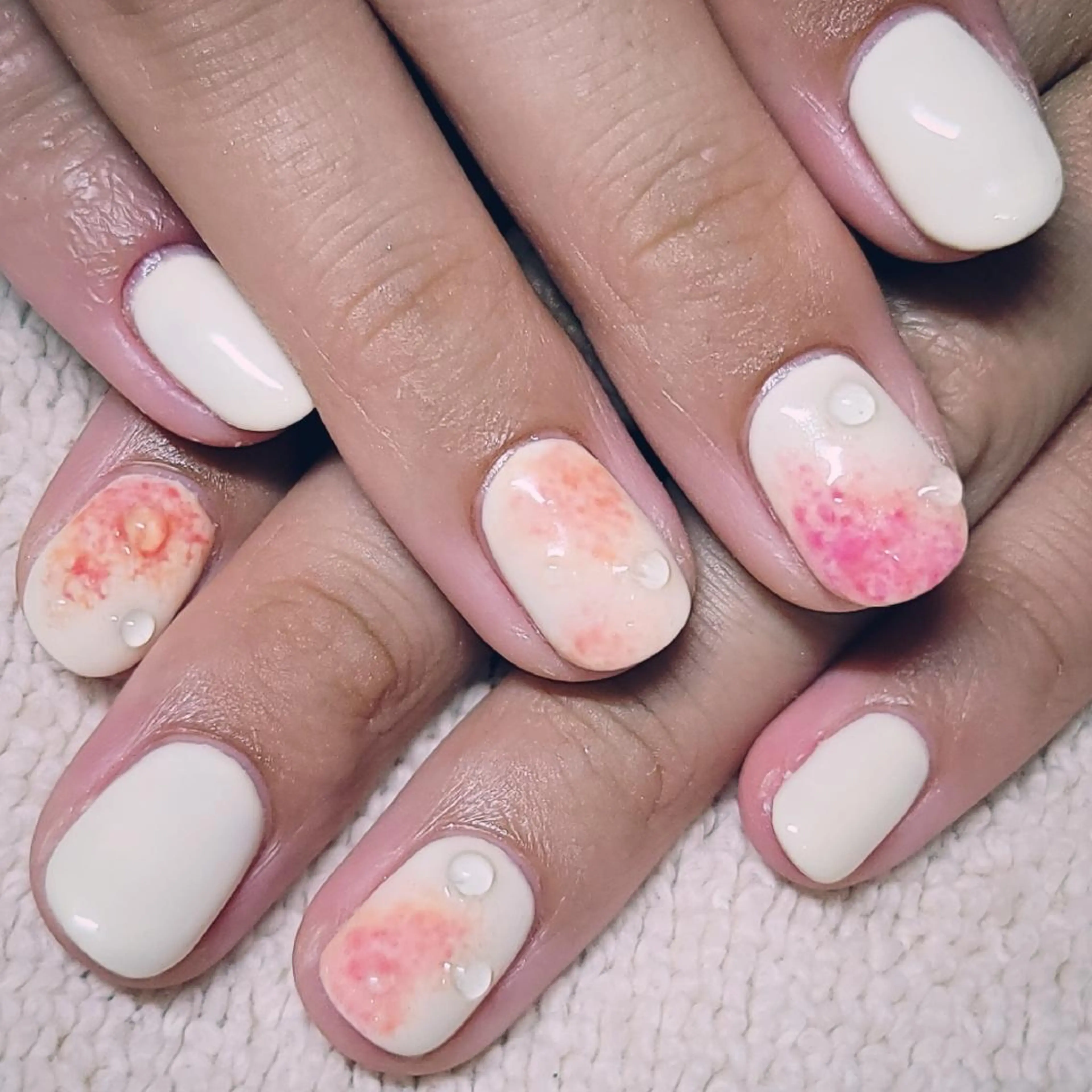 ネイル 大理石ネイル(マーブル) ワンカラーネイル ホワイト 黄色 ハンドネイル よしだ ひろきのネイルデザイン