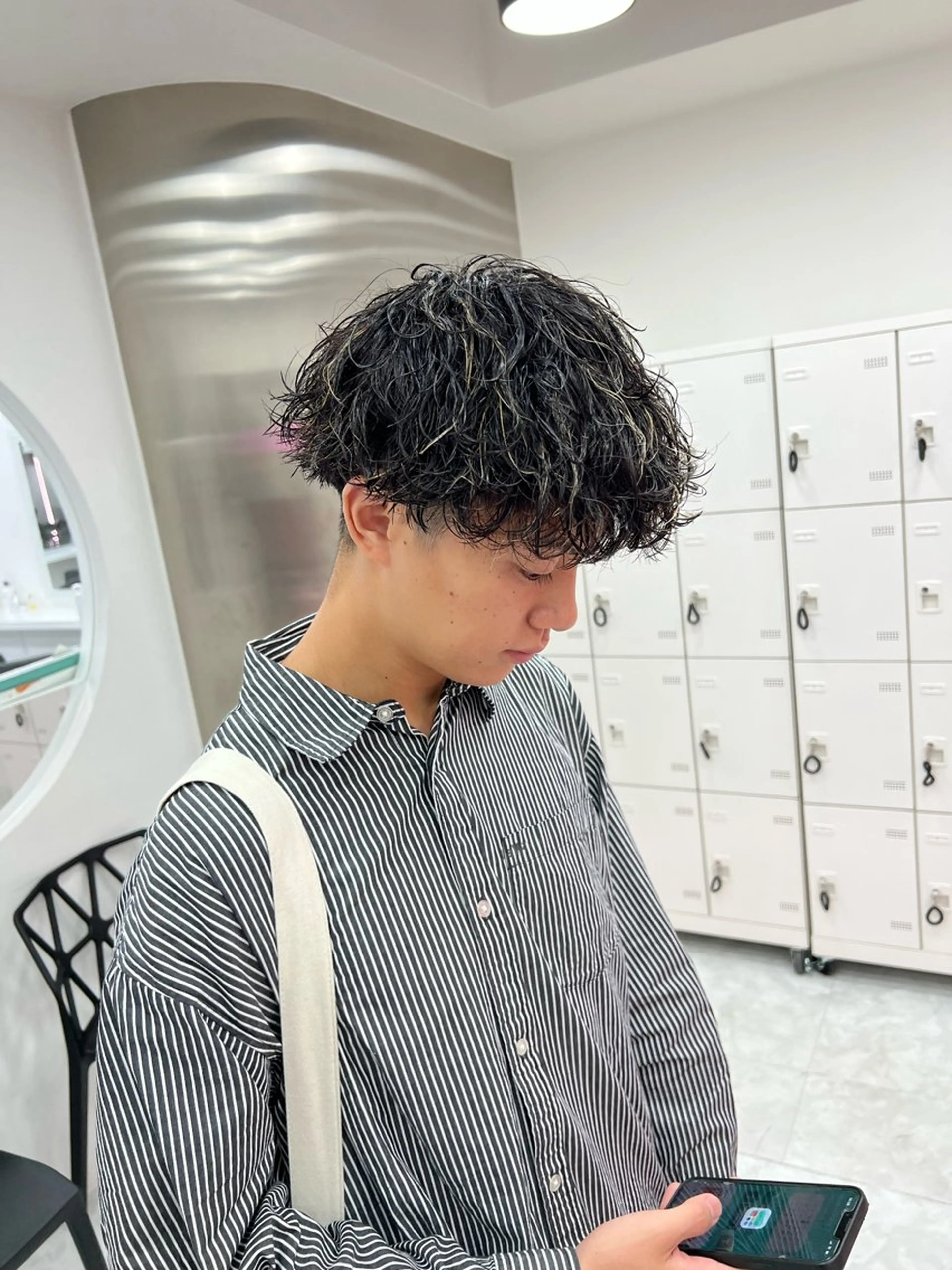 ミディアム パーマ メンズ ミディアムパーマ センターパート メンズ韓国風 韓国マッシュ マッシュウルフ メンズパーマ特化 TAIGAのヘアスタイル