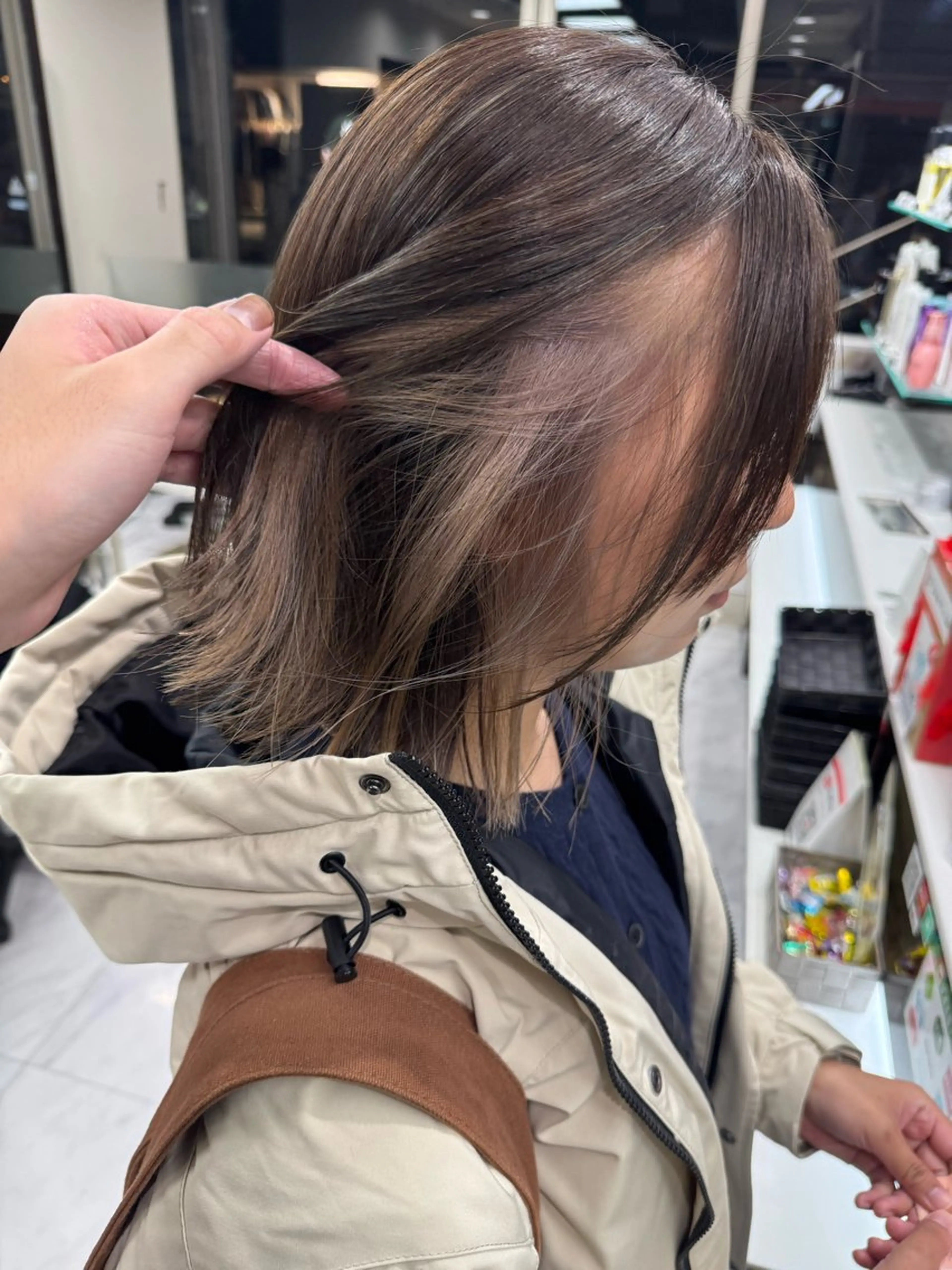 ミディアム カラー ヘアアレンジ 切りっぱなしボブ アッシュ アッシュブラウン ミストバング ベージュカラー カット ヘアカラー トリートメント Zina 大宮所属・目黒 碧人のヘアスタイル