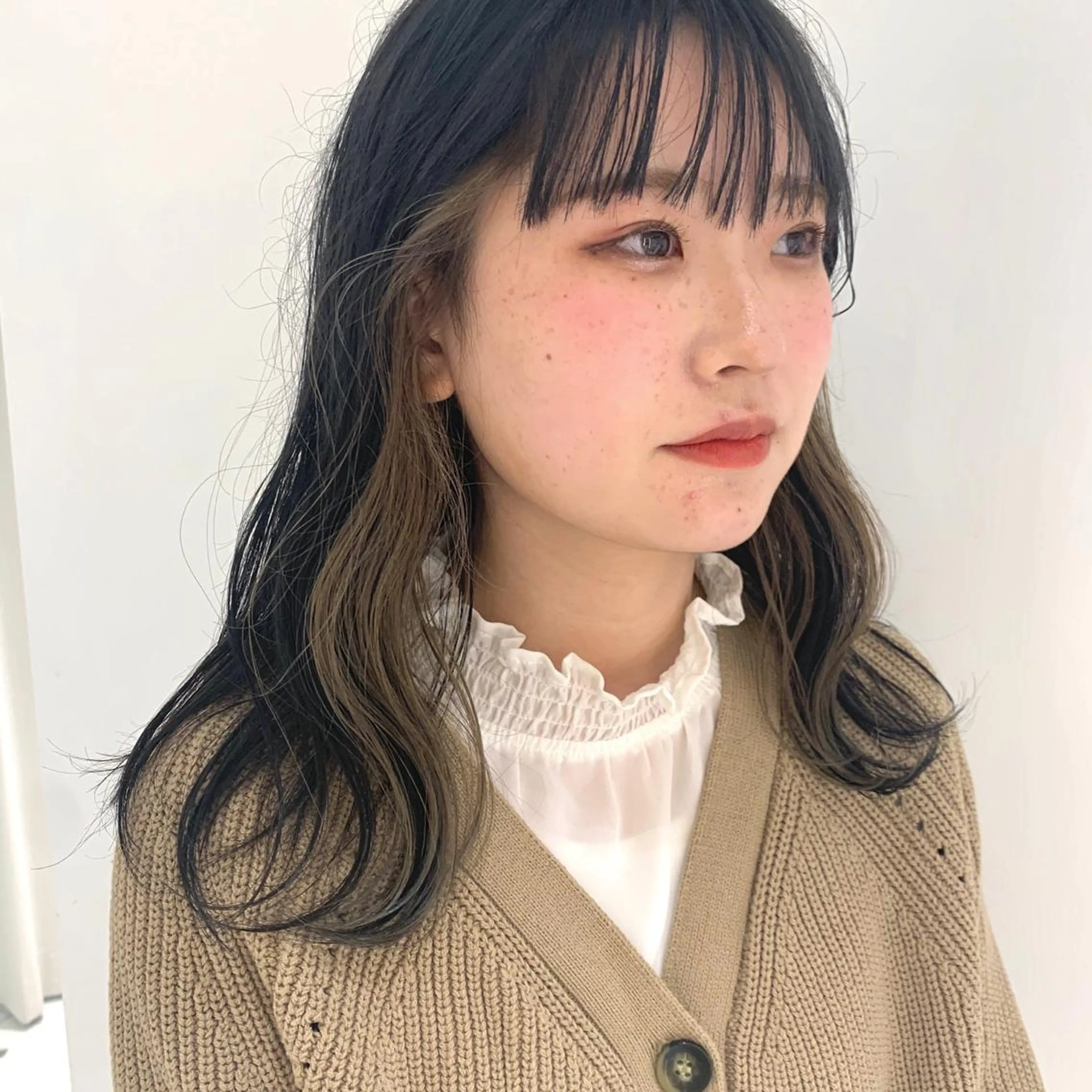 ミディアム カラー ベージュカラー iLi 《イリ》のヘアスタイル