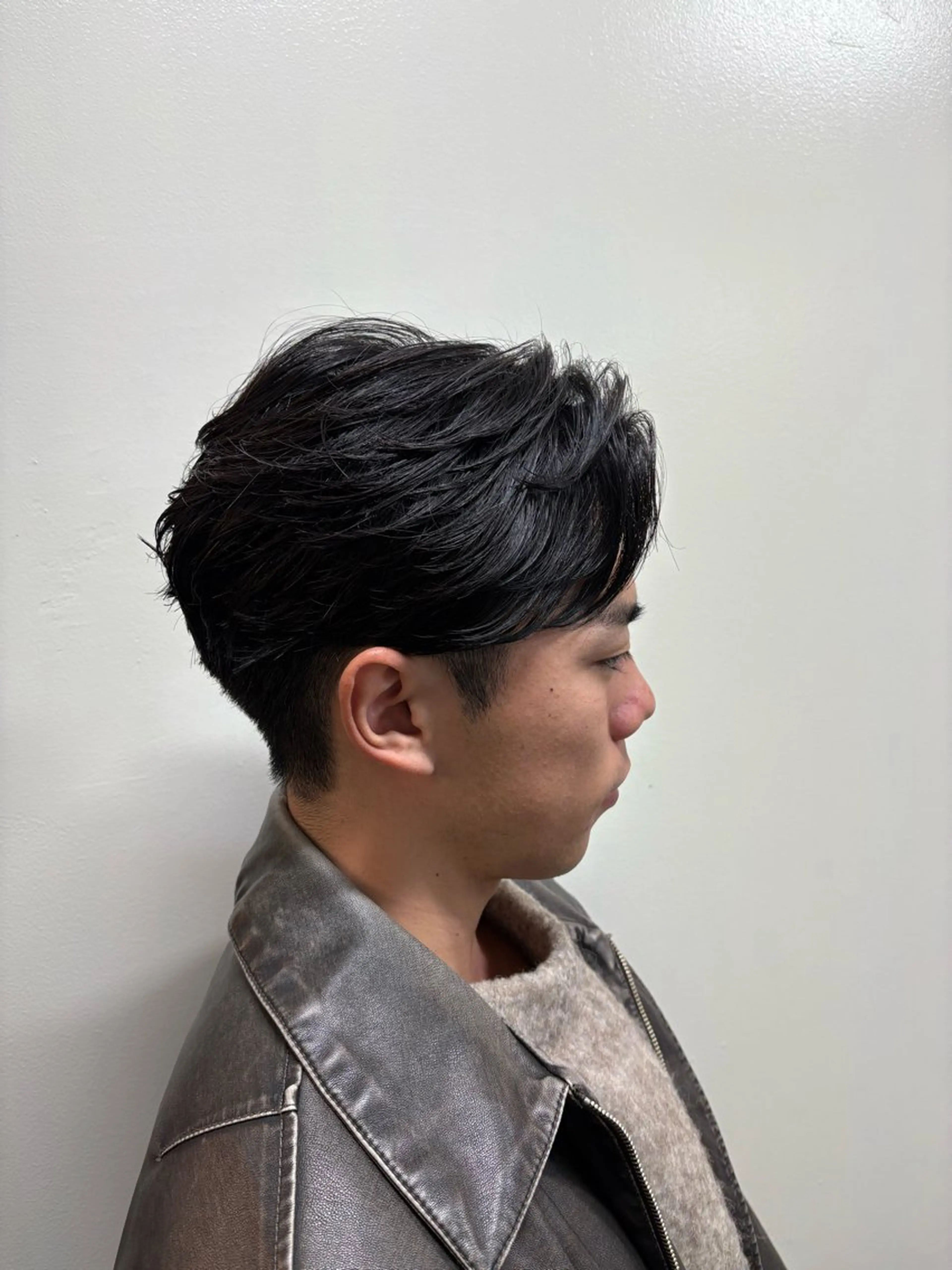 ショート パーマ メンズ フェザーパーマ メンズパーマ ニュアンスパーマ カット パーマ 韓国メンズヘア/ 毛流れヘア　須田龍世のヘアスタイル