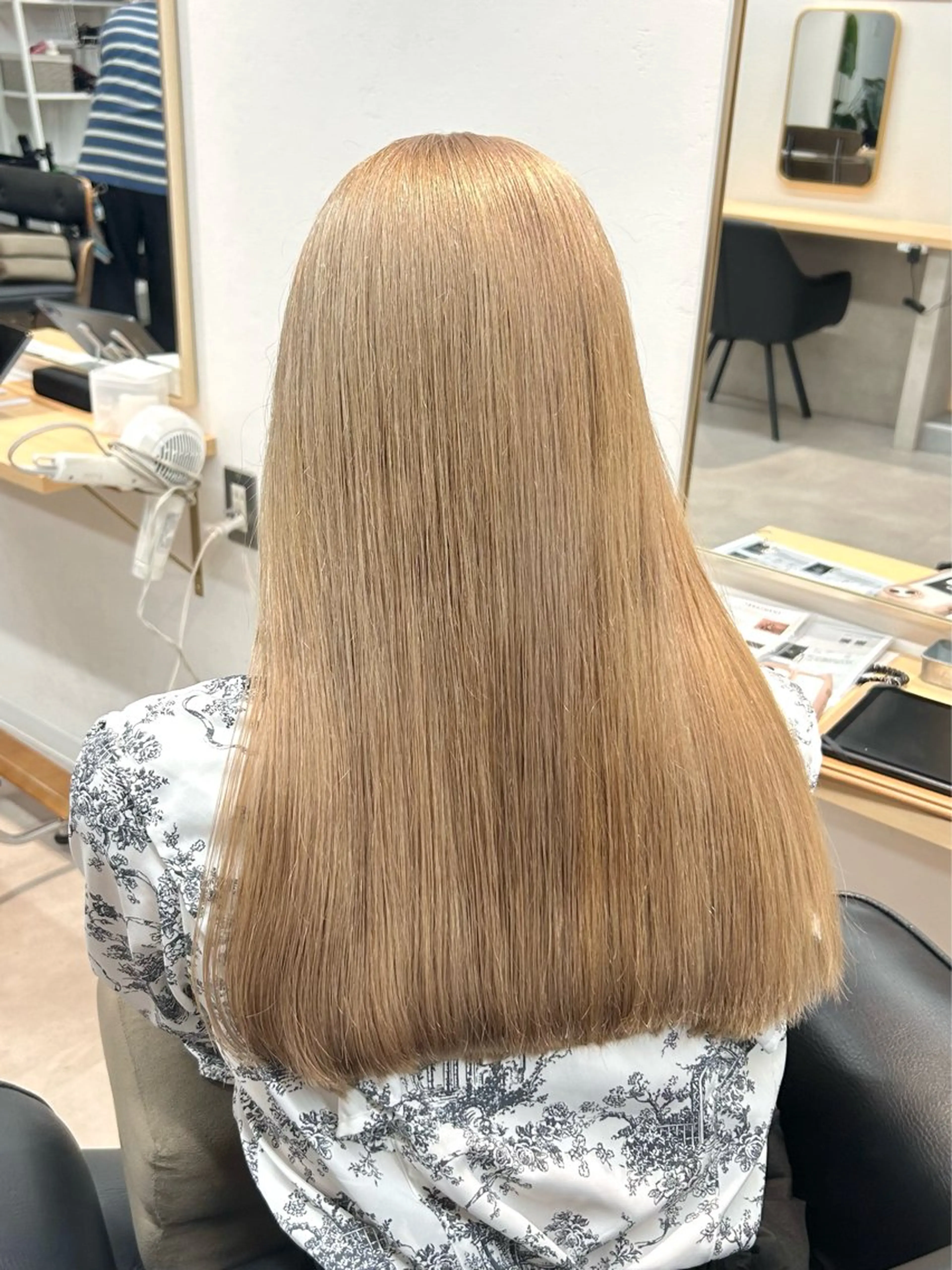 ロング カラー ベージュカラー ミルクティーベージュ カット ヘアカラー トリートメント 艶カラー/レイヤー/ ハイトーン/まなみのヘアスタイル