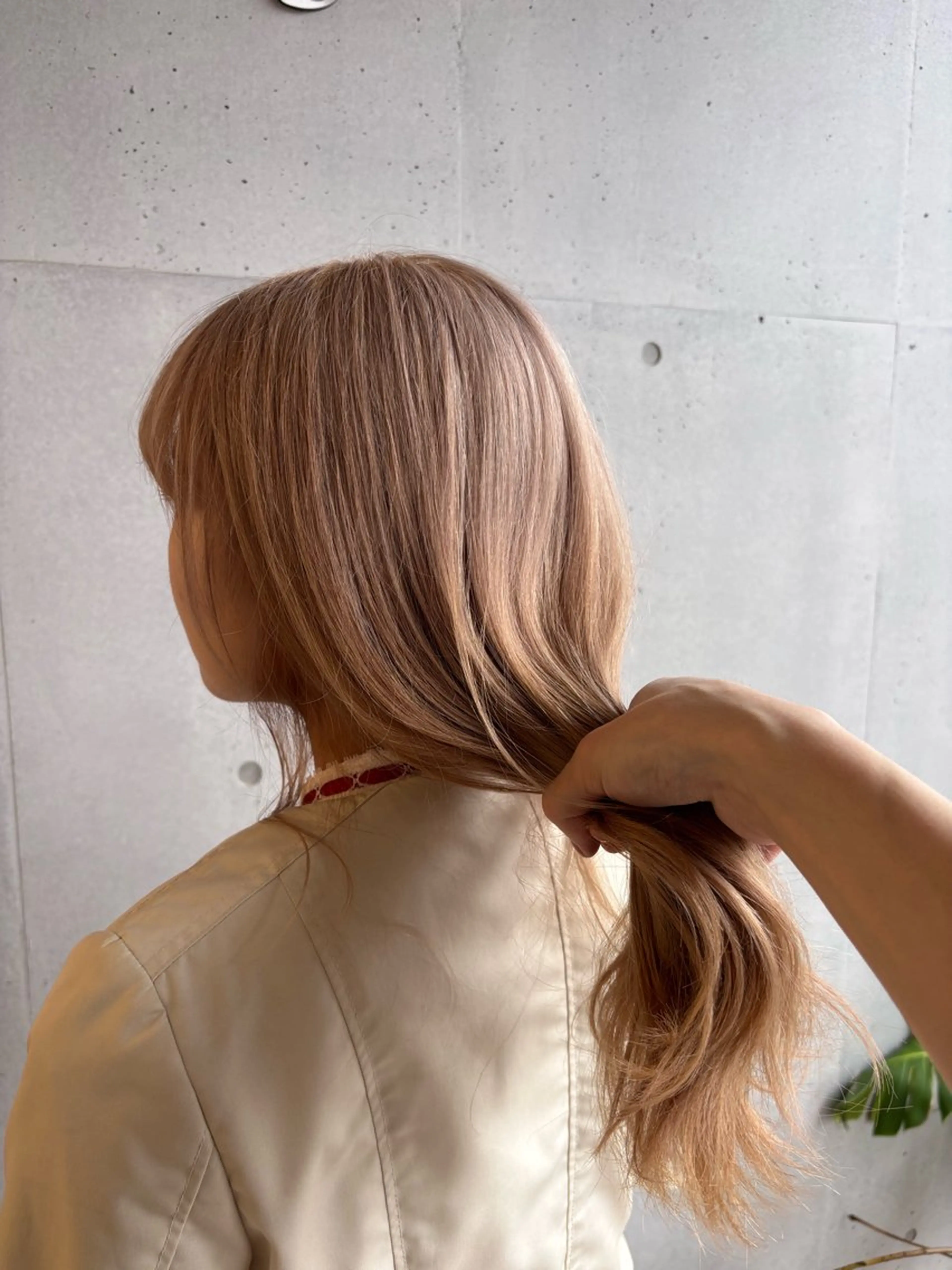 ミディアム カラー ベージュカラー ブリーチ ミルクティーベージュ 🩶ハイトーン /レイヤーはちすのヘアスタイル