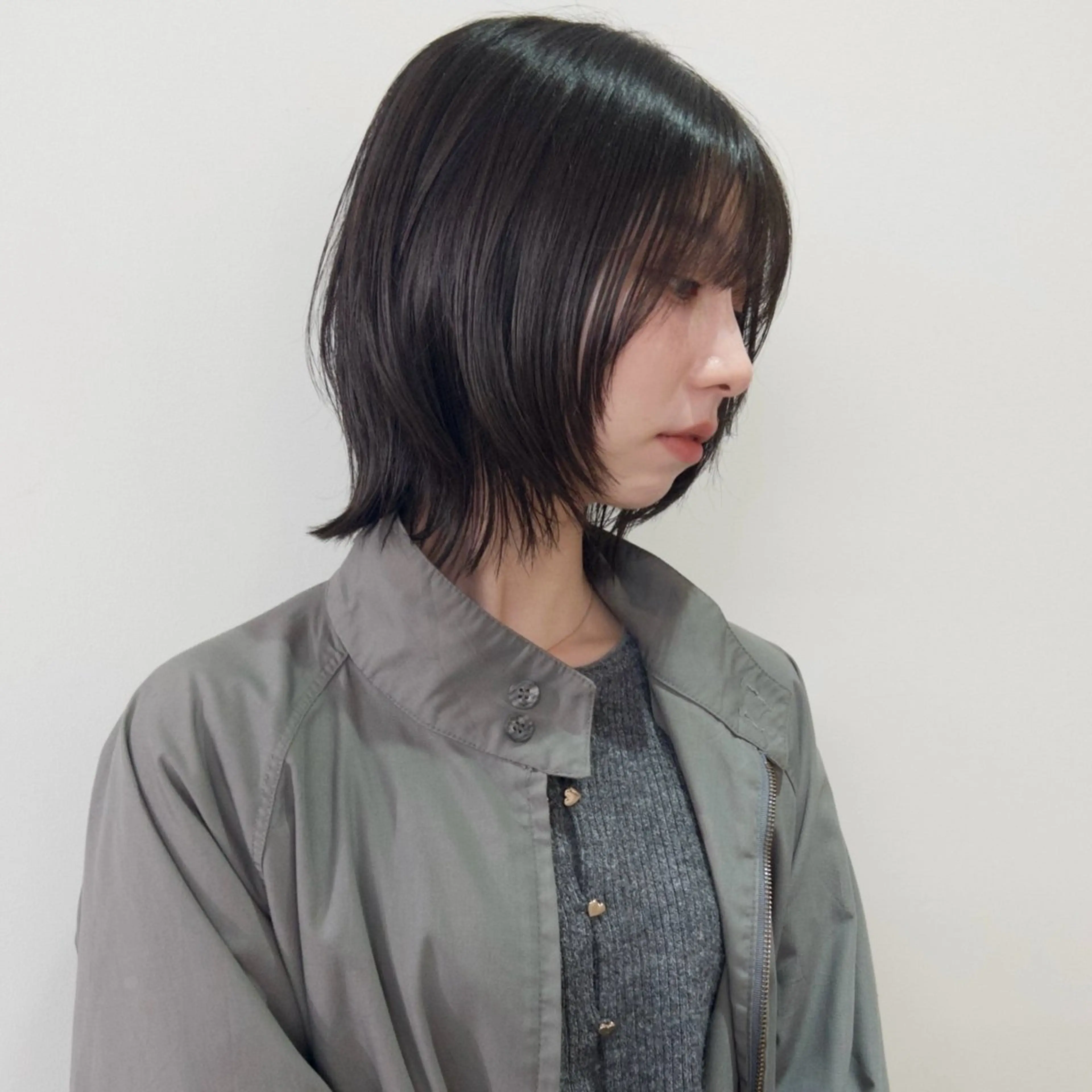 ショート カラー ボブレイヤー ボブ くびれヘア 顔まわりレイヤー ハッシュカット カット トリートメント nonoka オリーブ/レイヤーのヘアスタイル