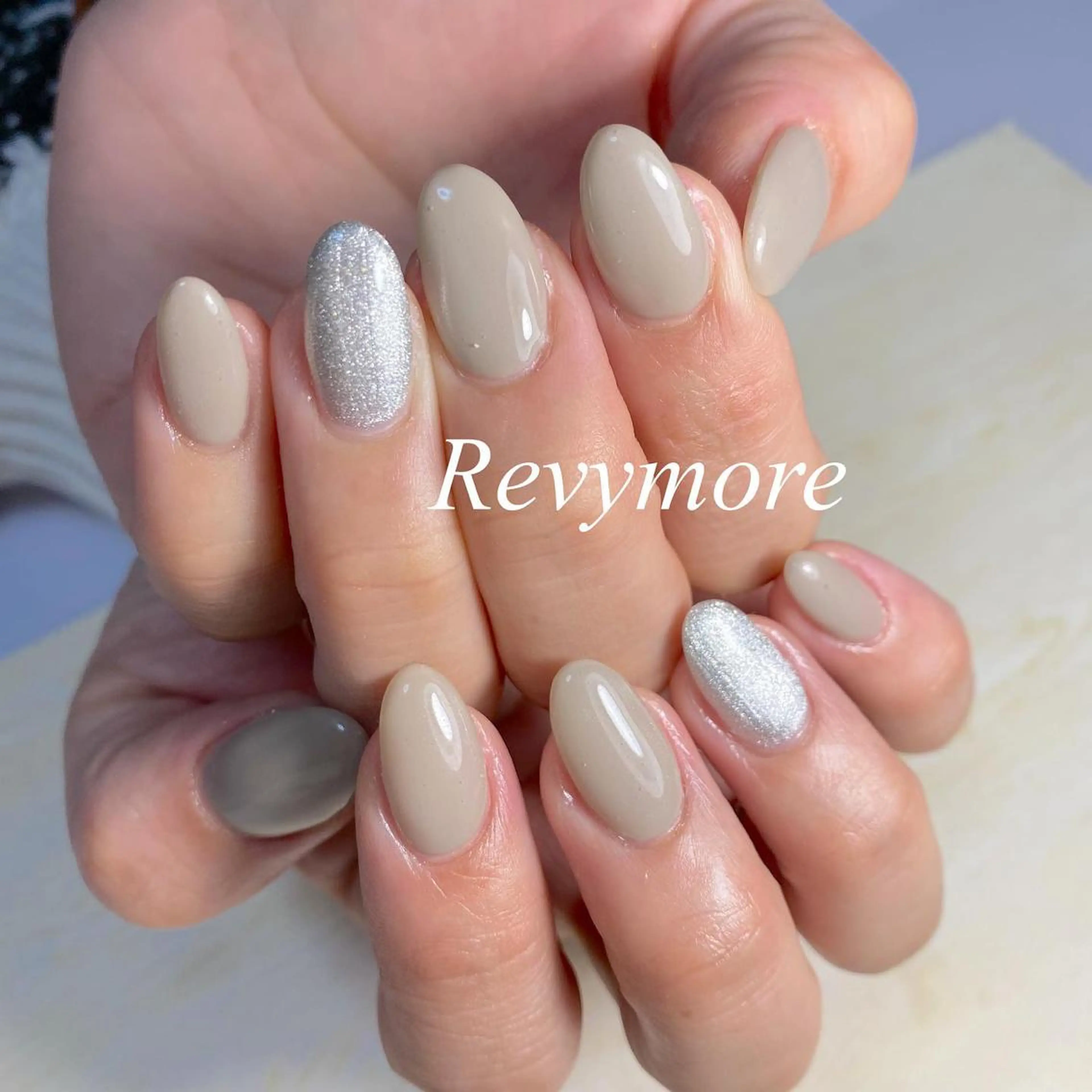 ミディアム ネイル ジェルネイル ニュアンスネイル オフィスネイル ワンカラーネイル シンプルネイル nail salon Revymoreのネイルデザイン