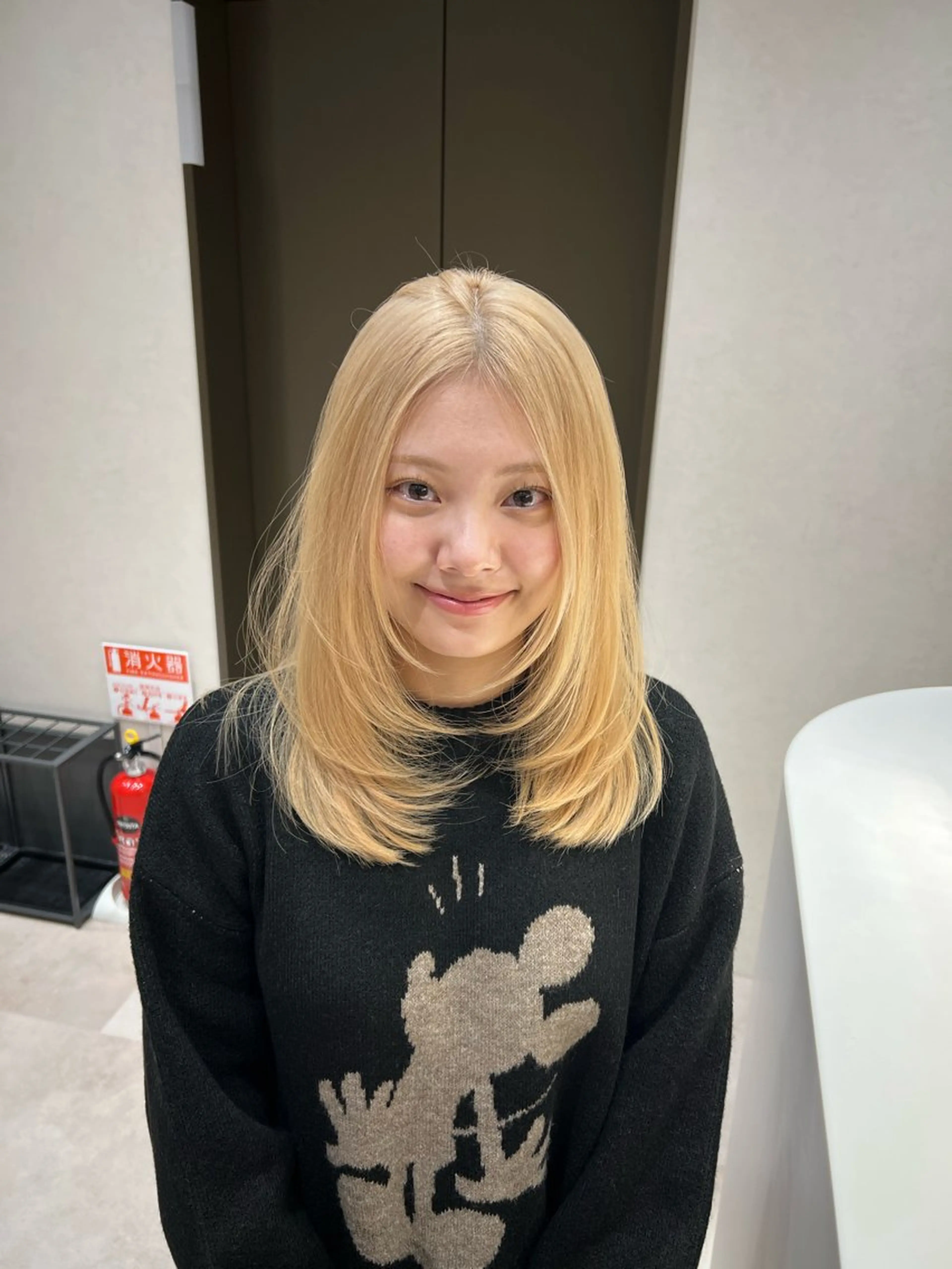 セミロング カラー ブリーチ 抜きっぱなしブロンド レイヤーカット 泉 愛美のヘアスタイル