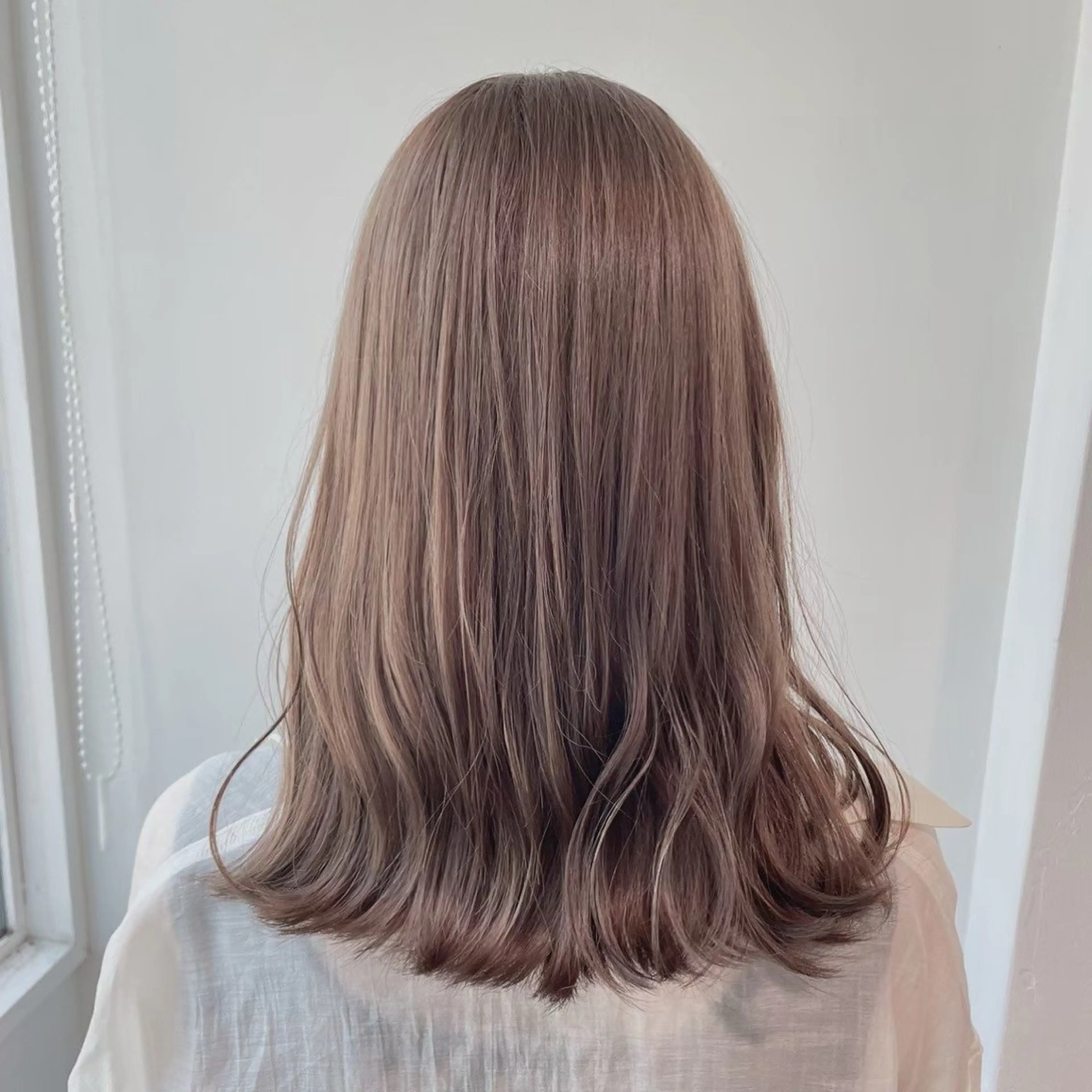 ミディアム カラー レイヤーカット 透明感カラーの達人のヘアスタイル