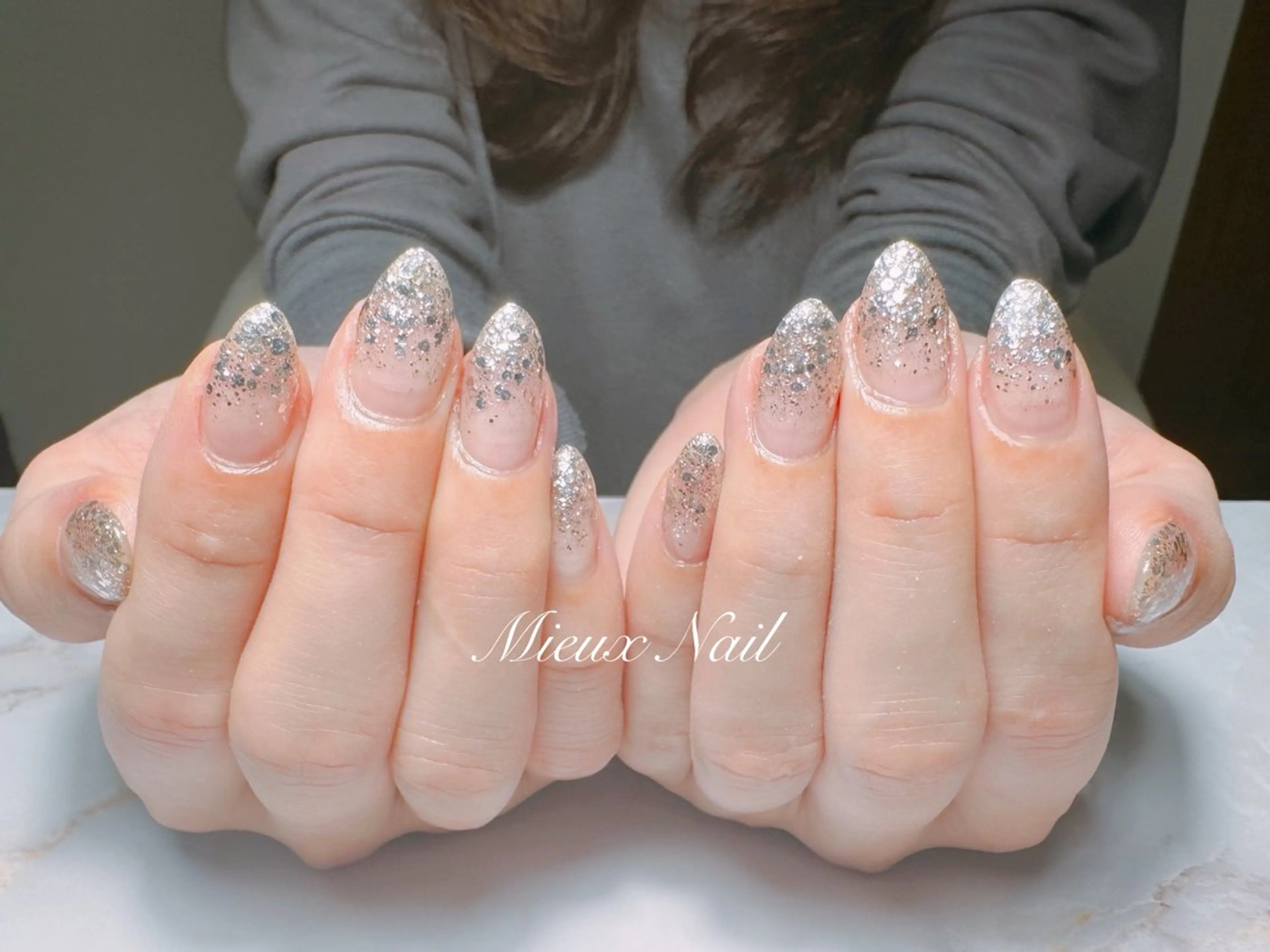 ネイル グラデーション ラメ(グリッター) ラメグラデーション シルバー 市川 麻衣子のネイルデザイン
