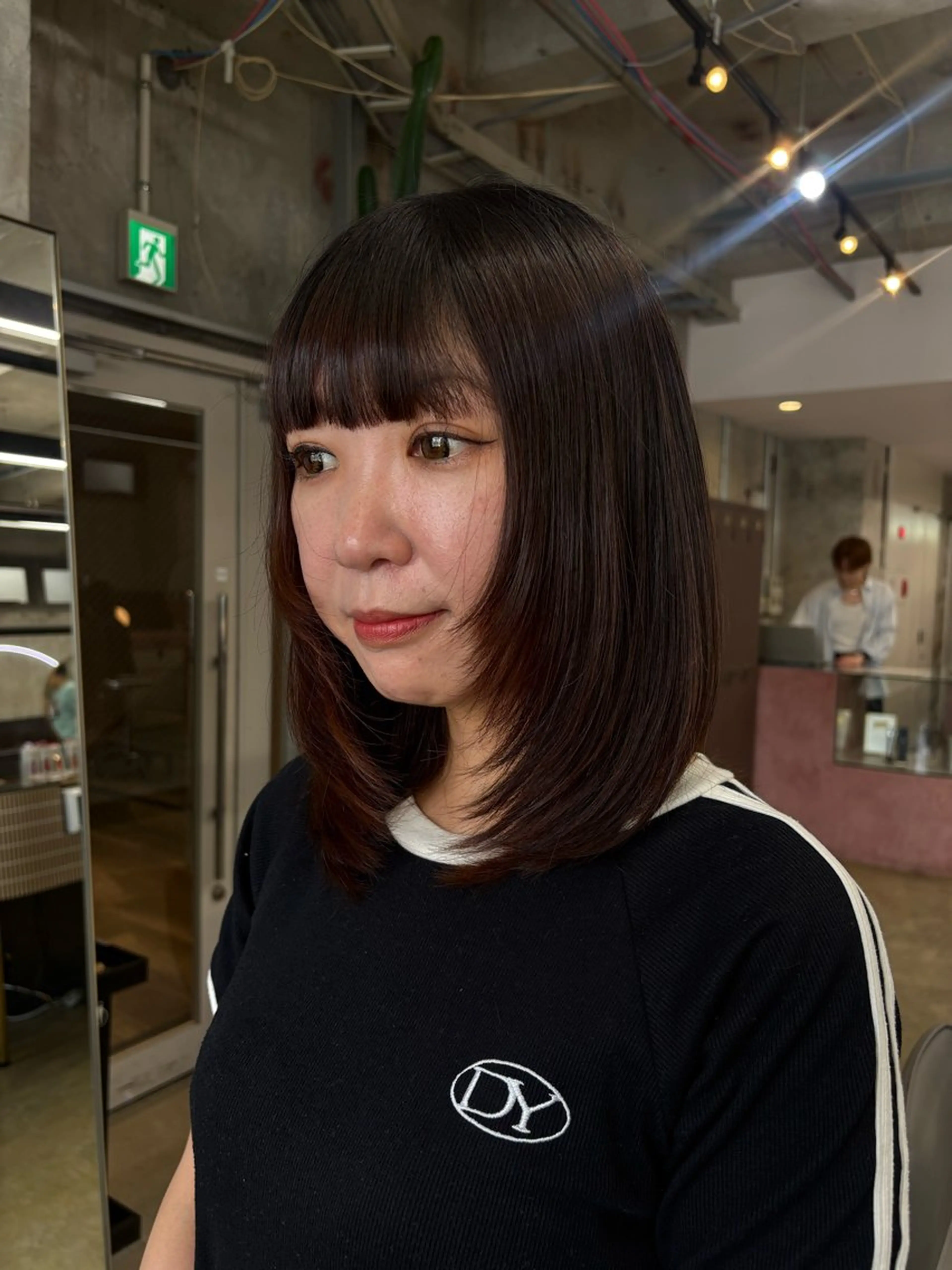 ミディアム カット 愛加ブリーチ・ レイヤー・パーマのヘアスタイル