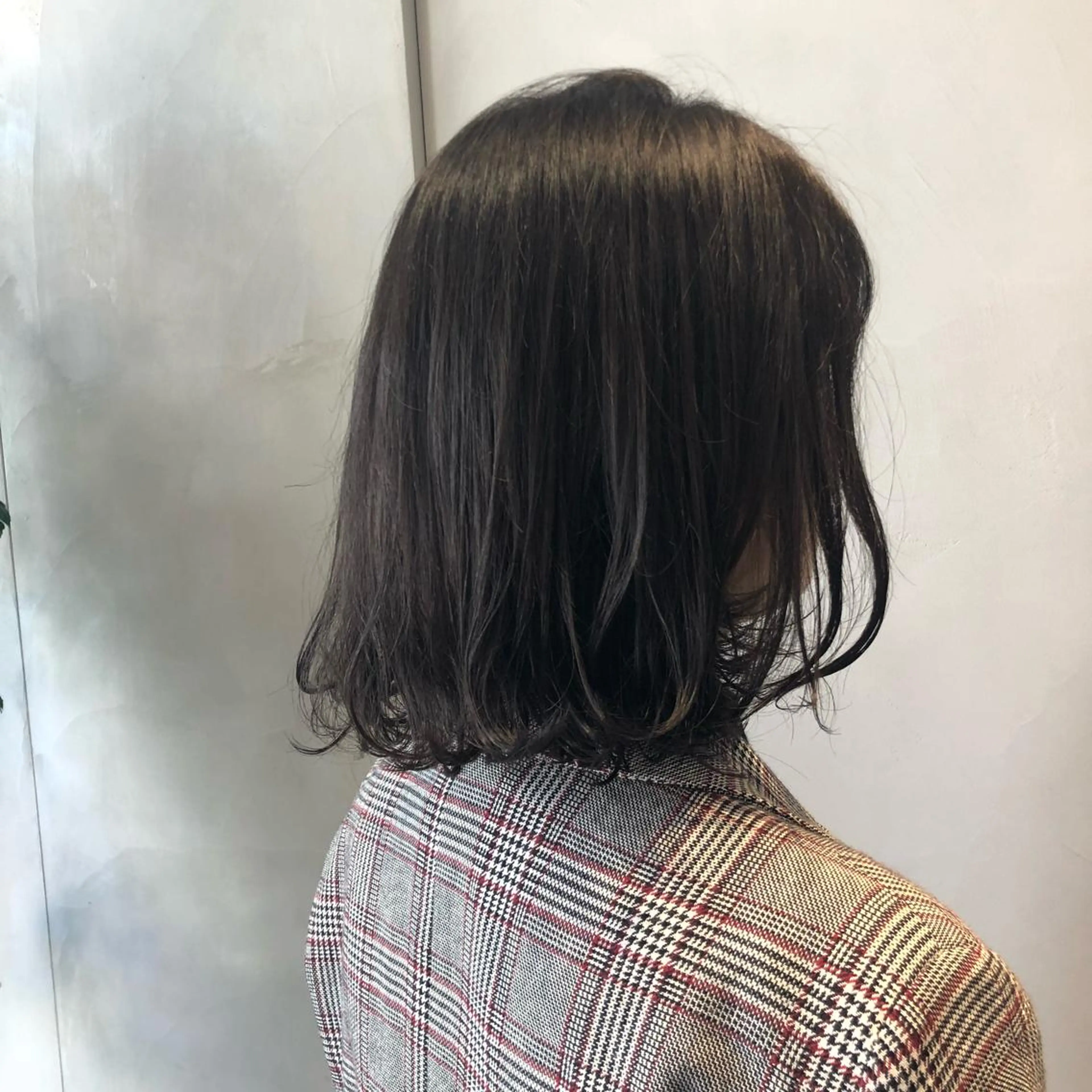 ミディアム カラー 荒木 依莉亜のヘアスタイル