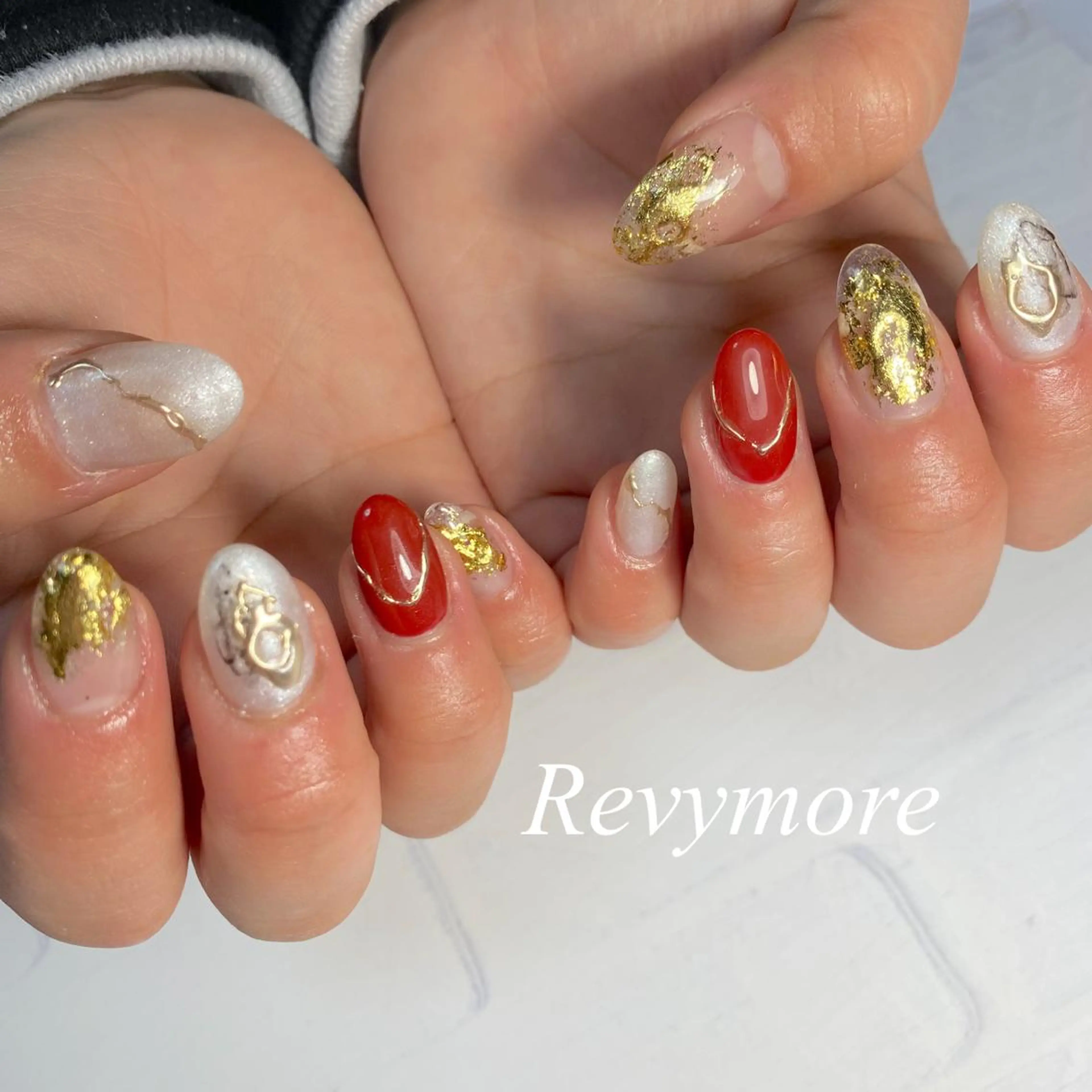 ショート ネイル 成人式 ジェルネイル ニュアンスネイル オフィスネイル 赤色 nail salon Revymoreのネイルデザイン