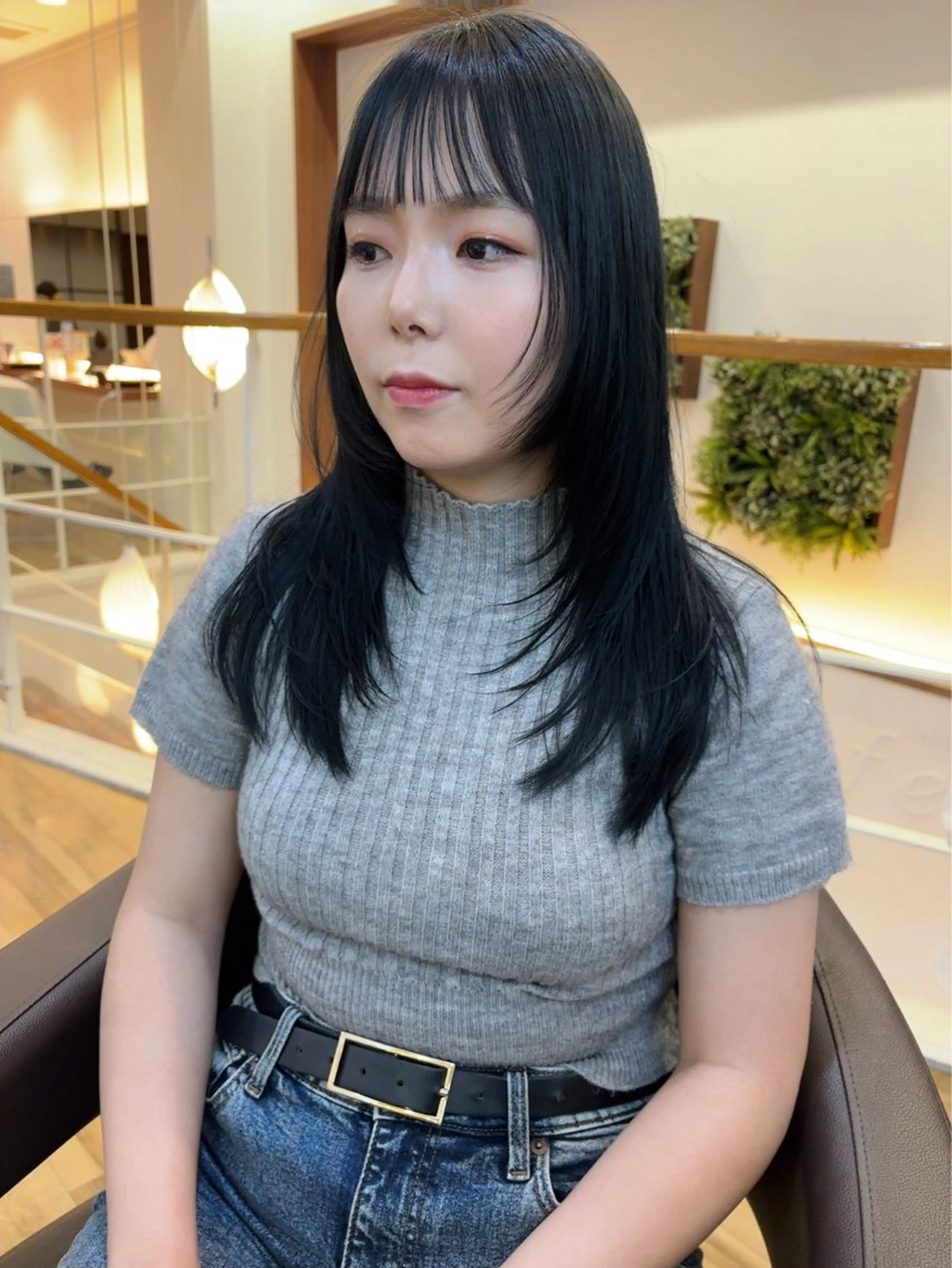 ミディアム カラー 黒髪 ブルーカラー ブルーブラック レイヤーカット カット ヘアカラー トリートメント レイヤーカット /透明感/千葉怜寿のヘアスタイル