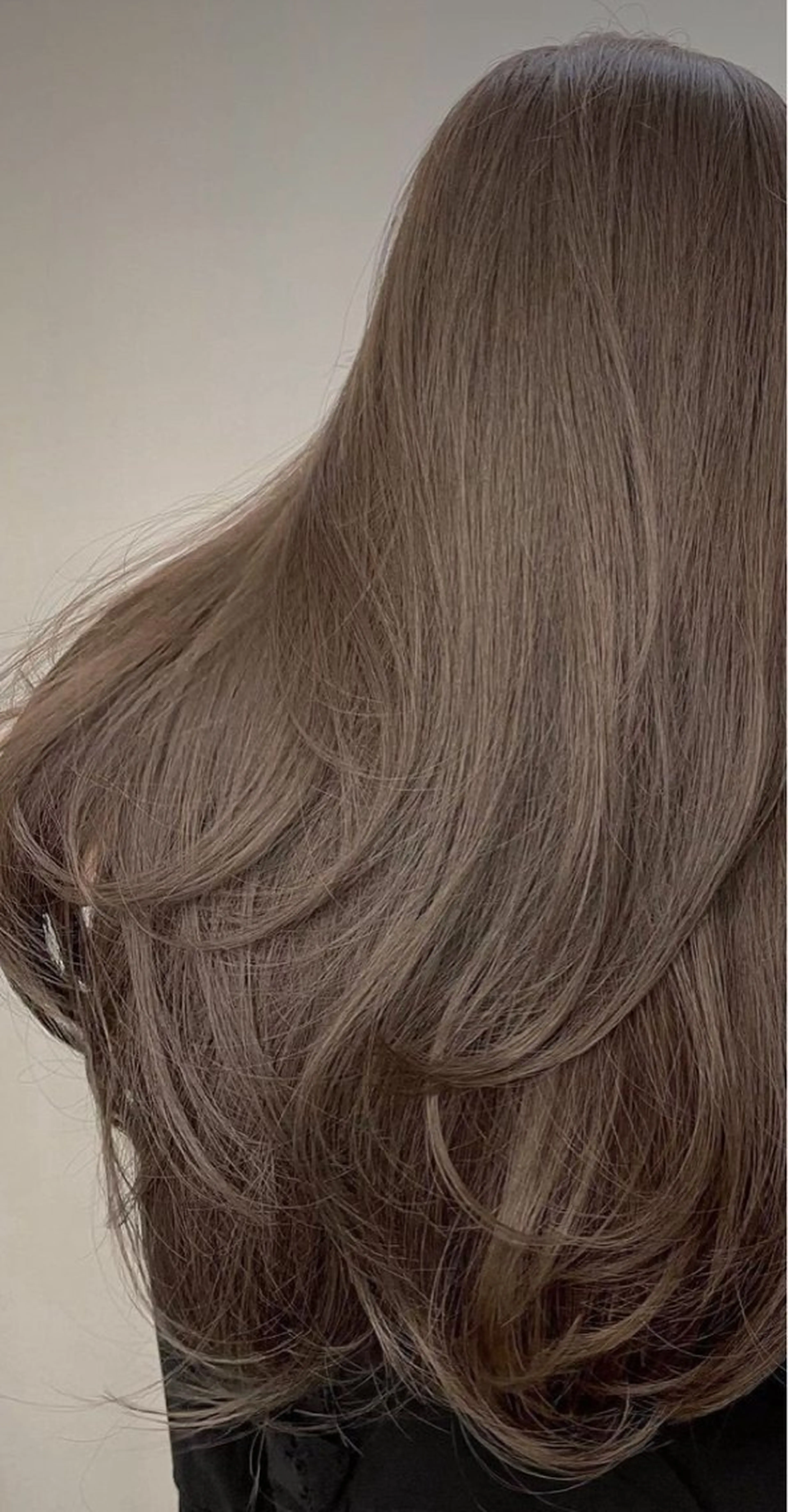 カラー フェザーパーマ/ スペインカールのヘアスタイル