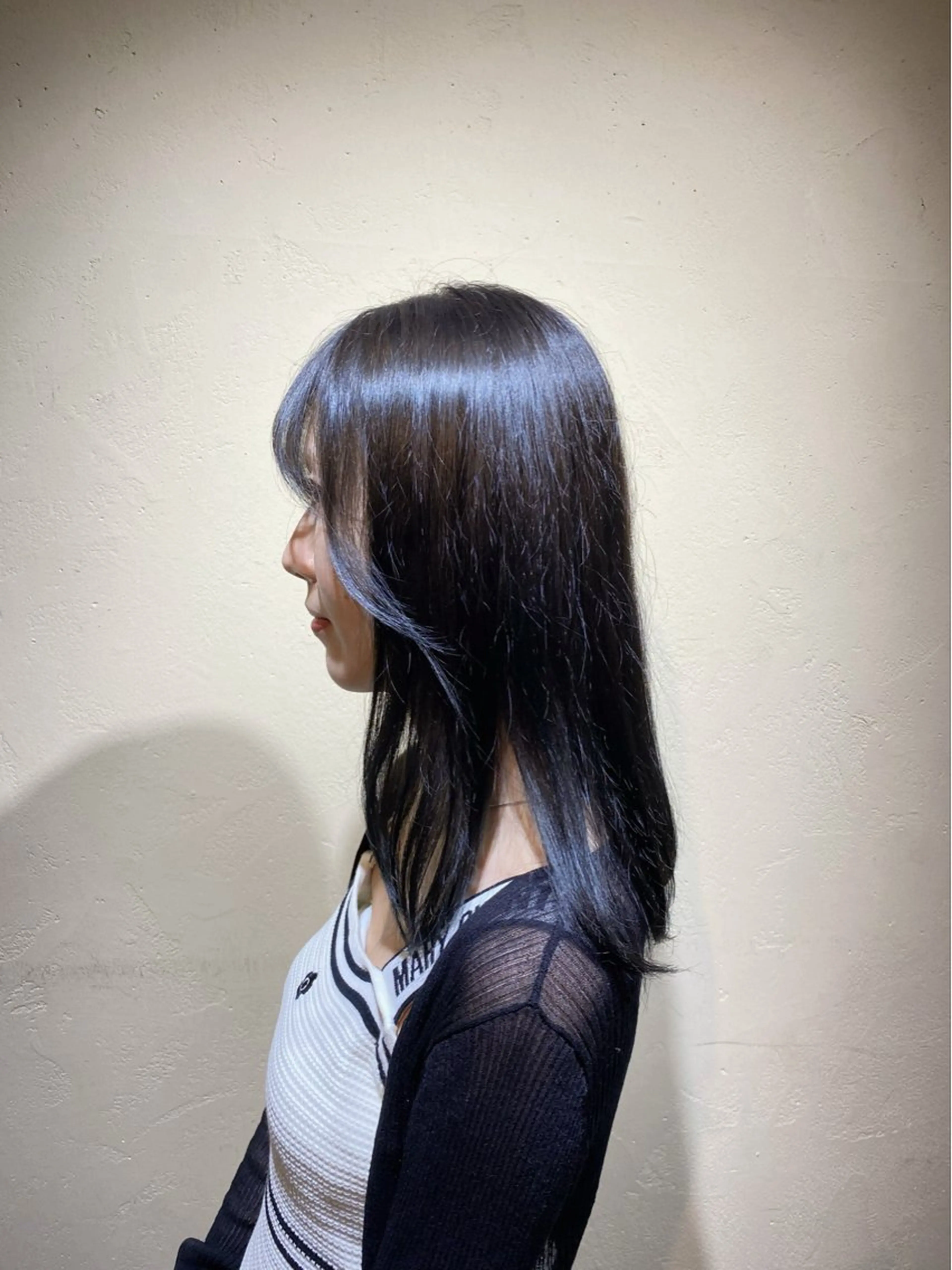 セミロング カラー 黒髪 ブリーチ ブルーカラー ブルーブラック ブリーチなしカラー ヘアカラー saya （サヤ）のヘアスタイル