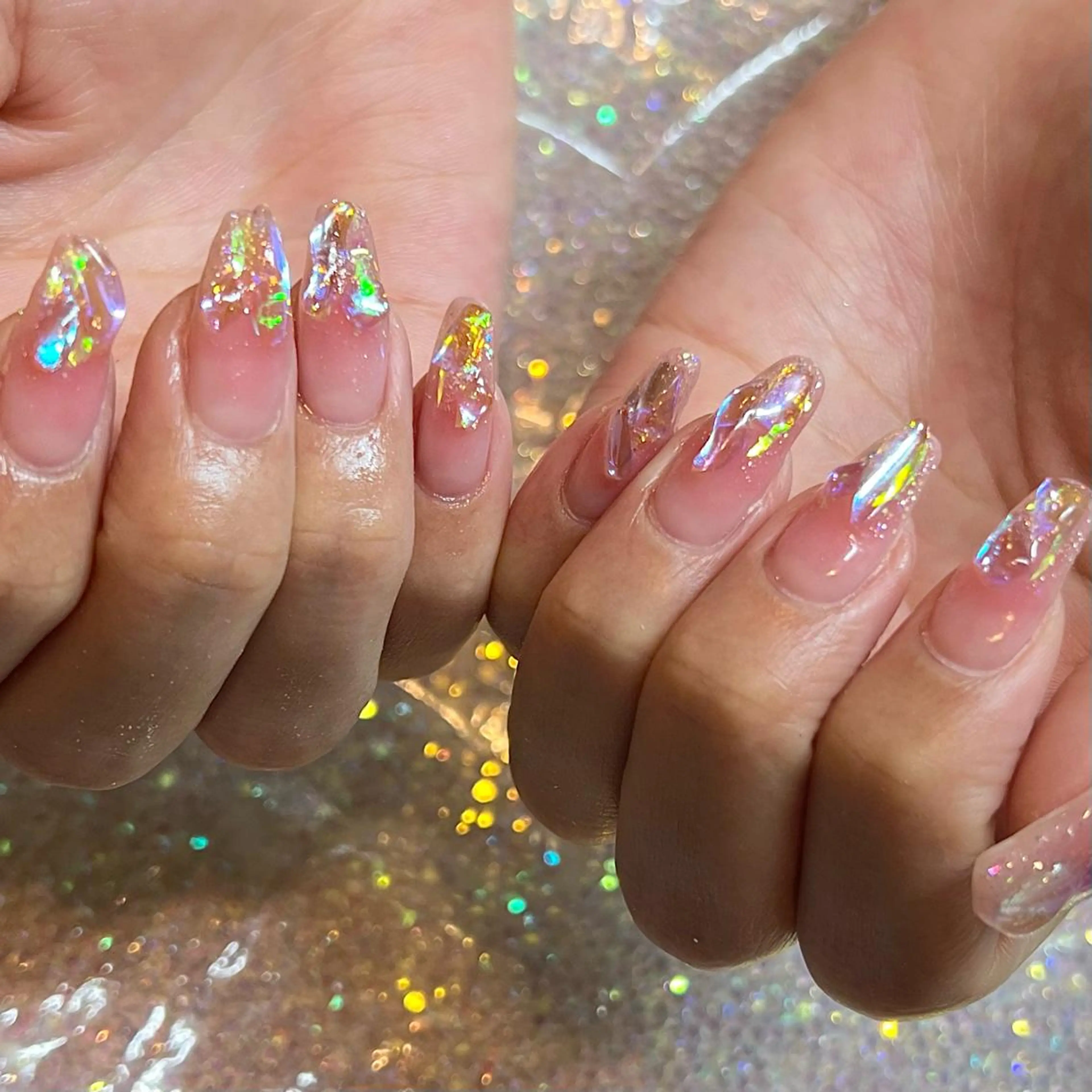 ミディアム ネイル オーロラネイル チークネイル ストーンネイル ハンドネイル H🌺 NAILのネイルデザイン