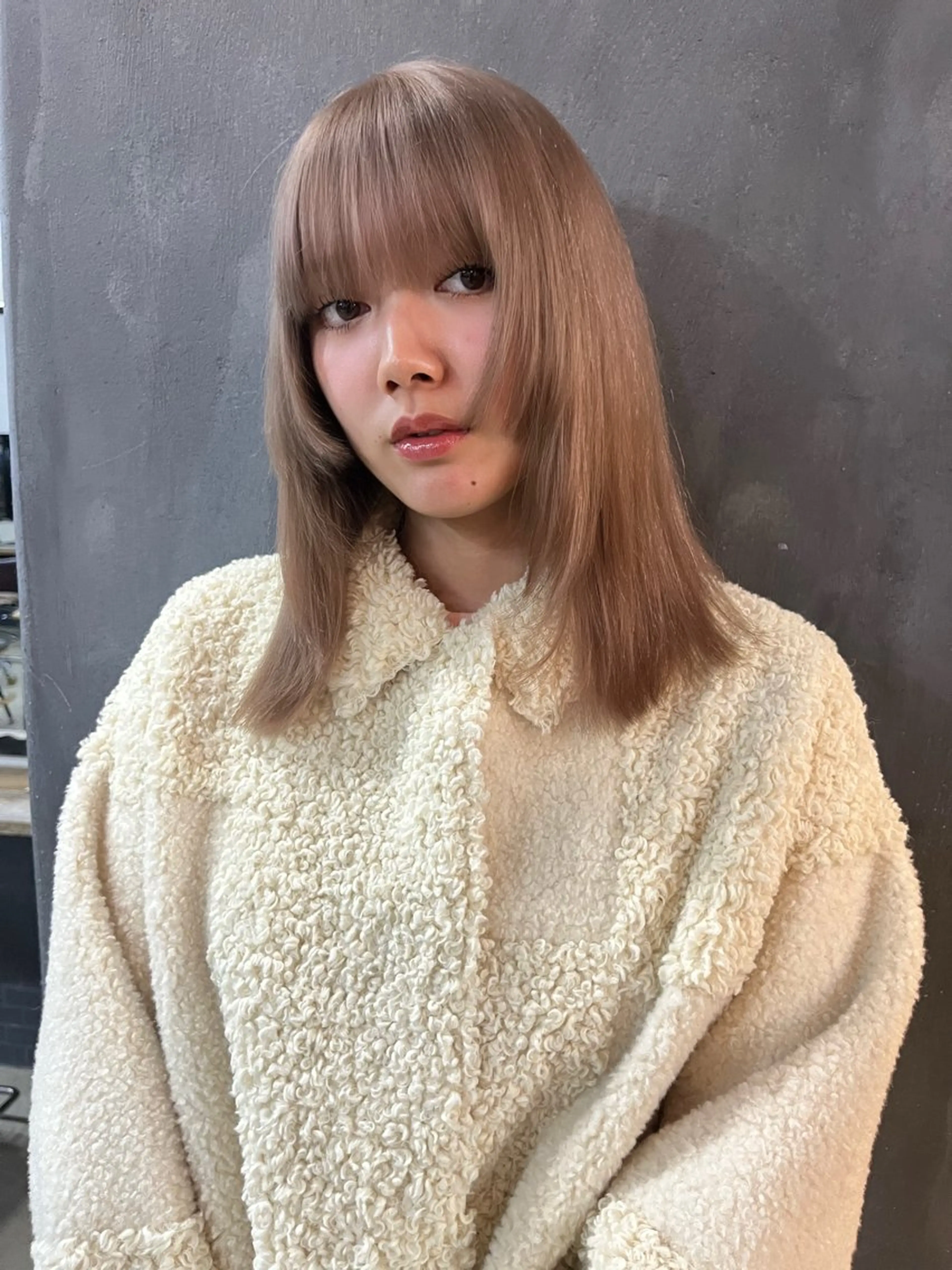 ミディアム カラー ブリーチ グレージュ ミルクティーグレージュ 卒業式のヘアスタイル hono/ボブ/ ハイトーン/ベージュのヘアスタイル