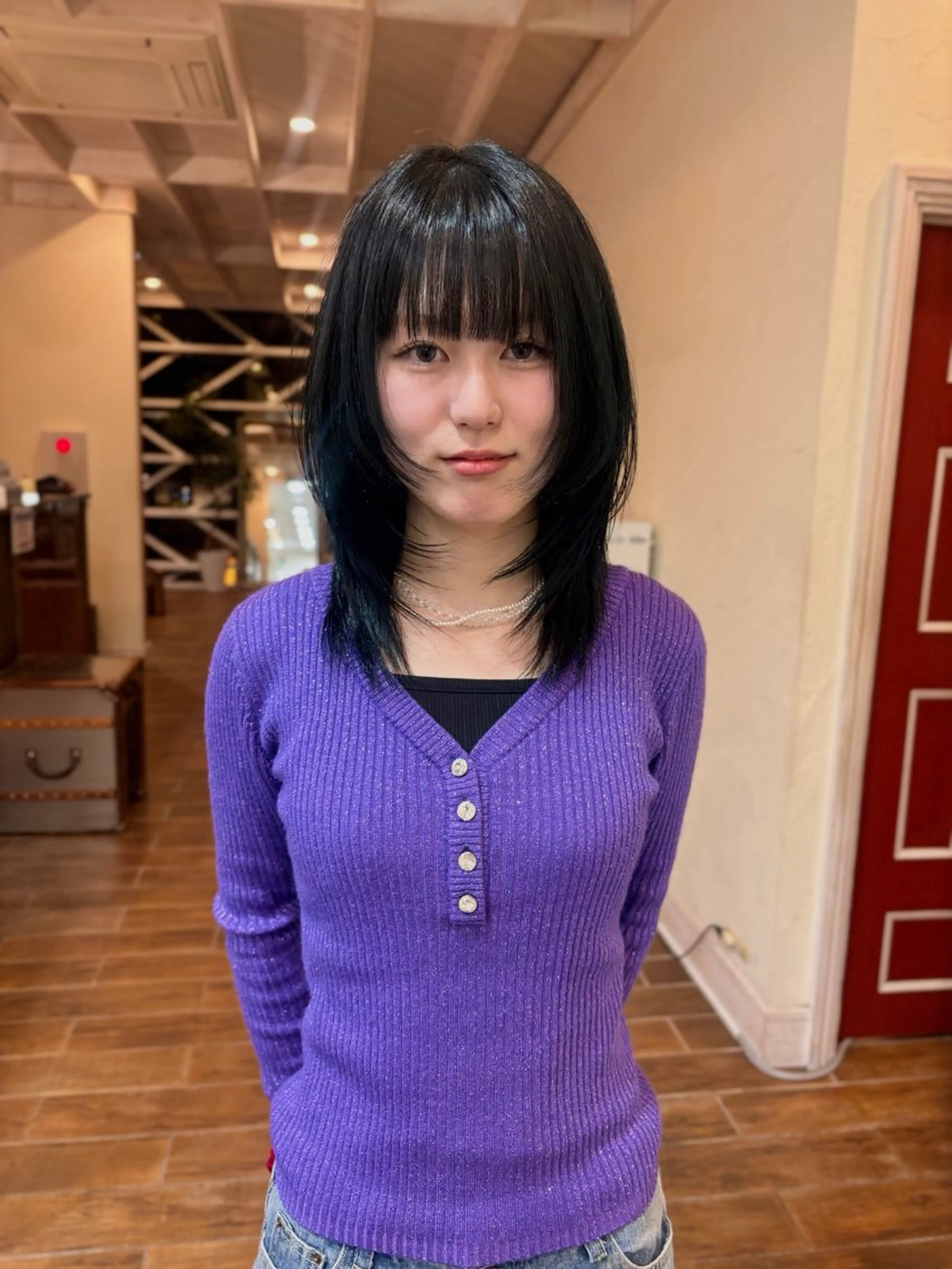 ミディアム カラー 黒髪 ブルーカラー ブルーブラック レイヤーカット カット ヘアカラー トリートメント ハイトーン/デザイン カラー/るいのヘアスタイル