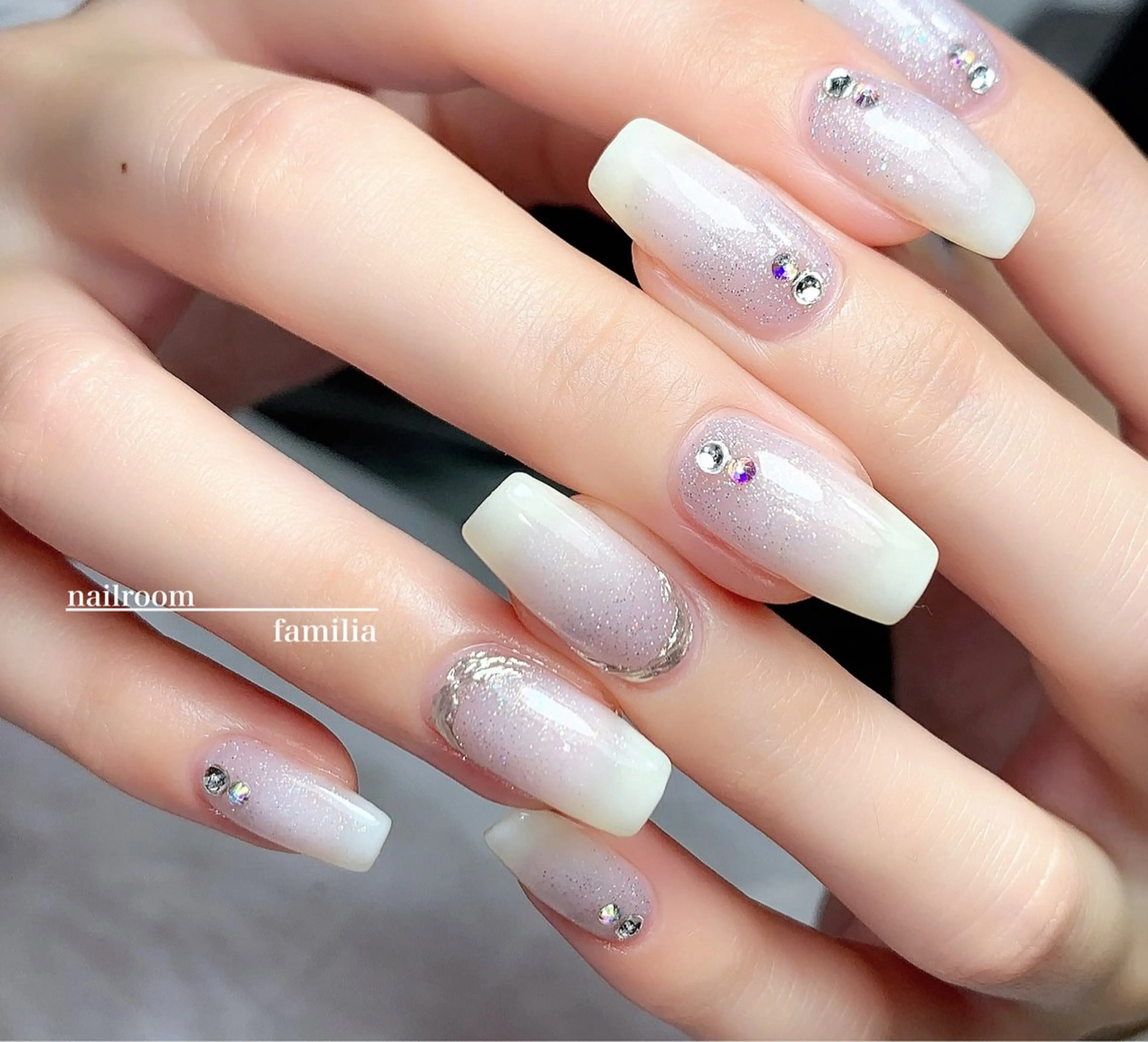 ネイル アートネイル ミラーネイル ストーンネイル -nailroom- familiaのネイルデザイン