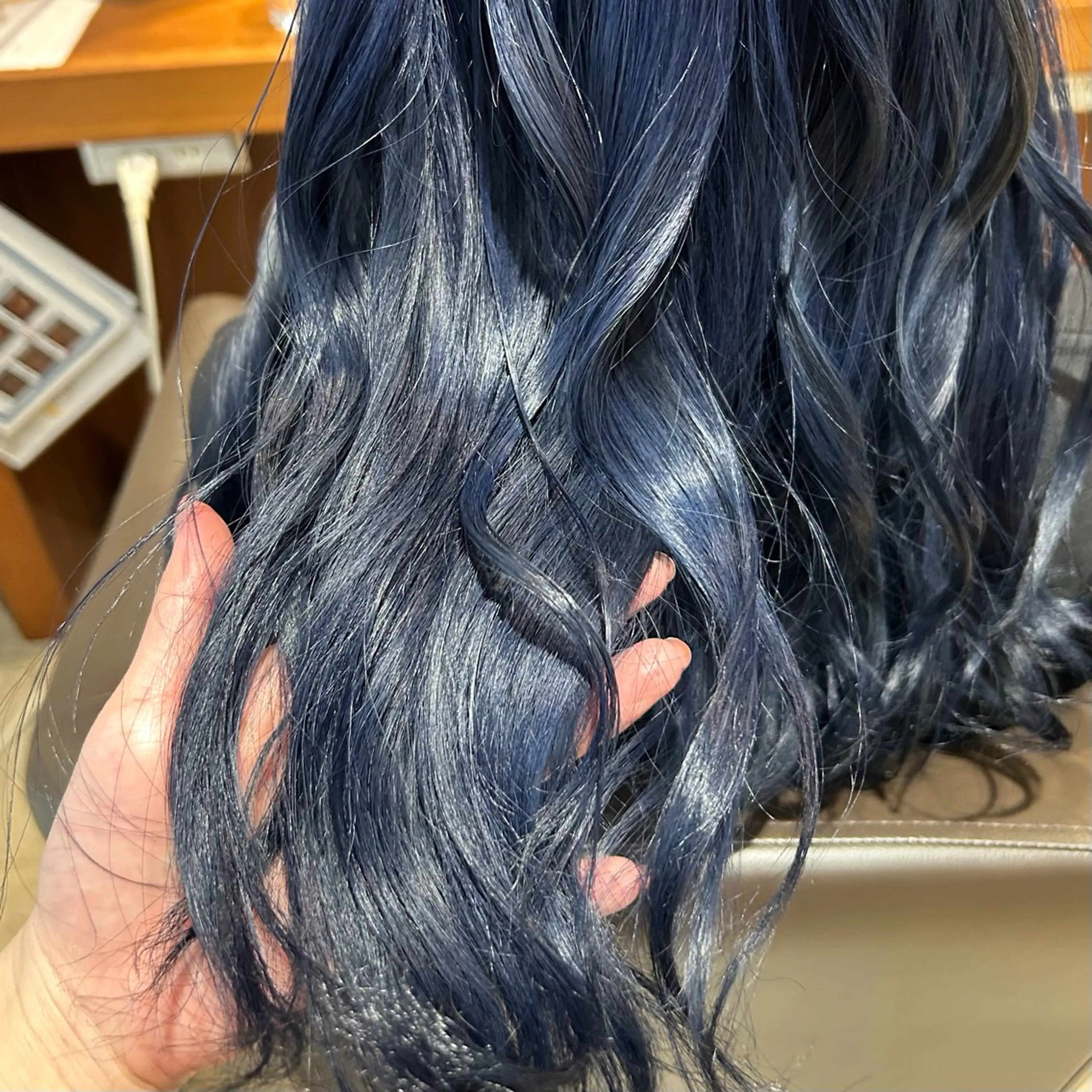 カラー ブリーチ ブルーカラー ネイビーカラー 中山 紗希のヘアスタイル