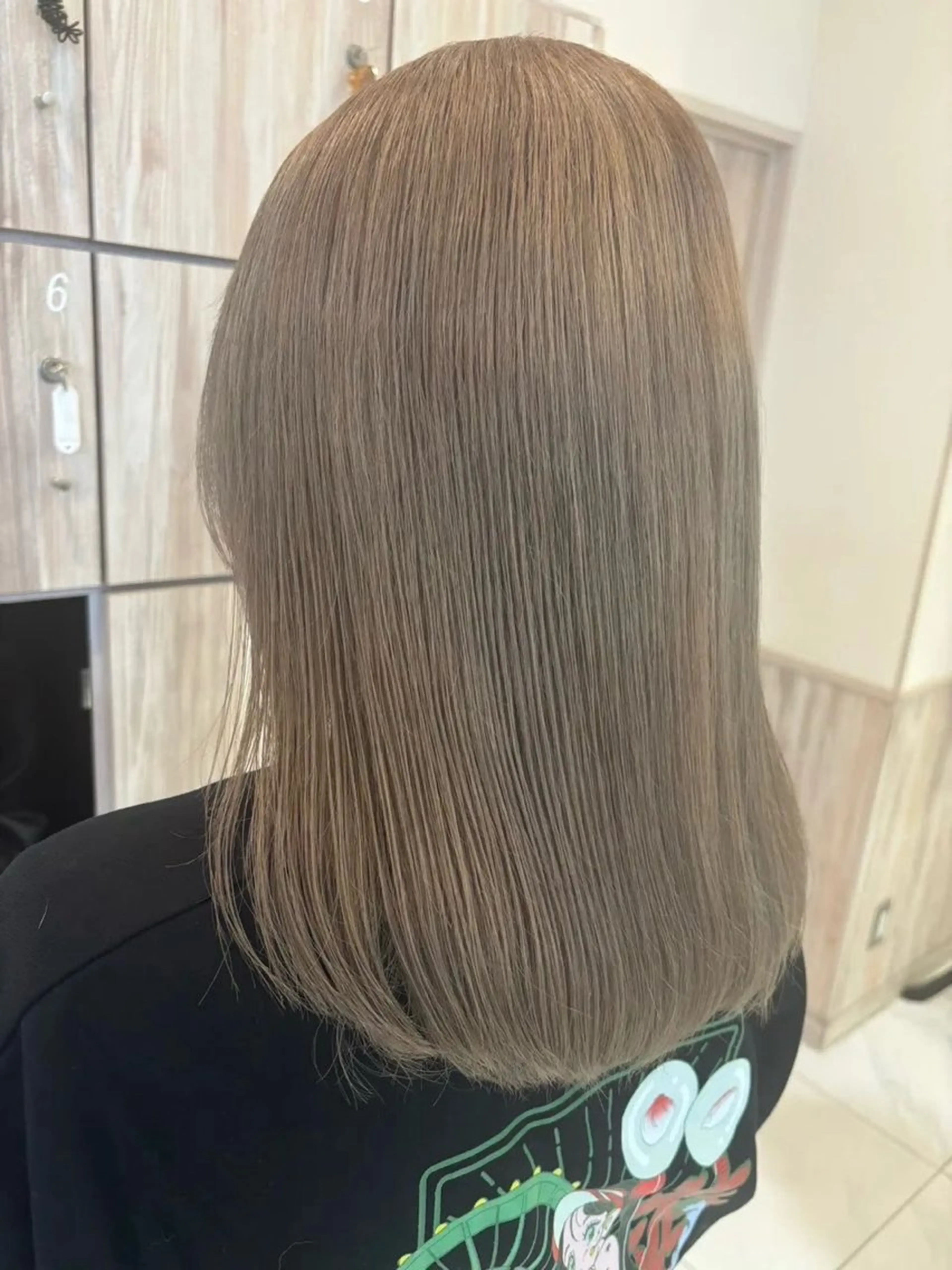 ミディアム カラー グレージュ ハイトーンカラー ハイトーングレージュ GRANDEUR natsukiのヘアスタイル